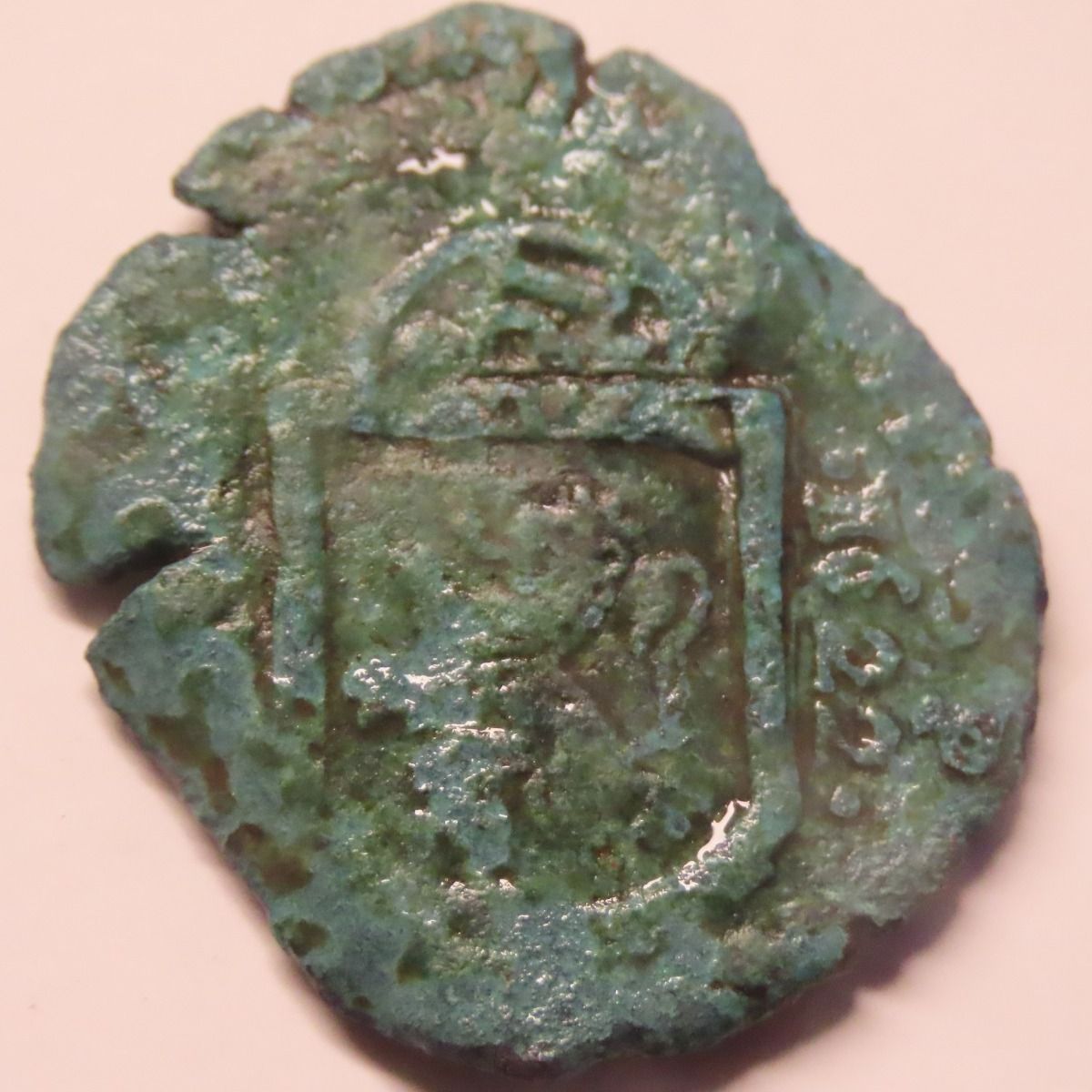 Fecha de 1622 visible en una cara de la moneda hallada