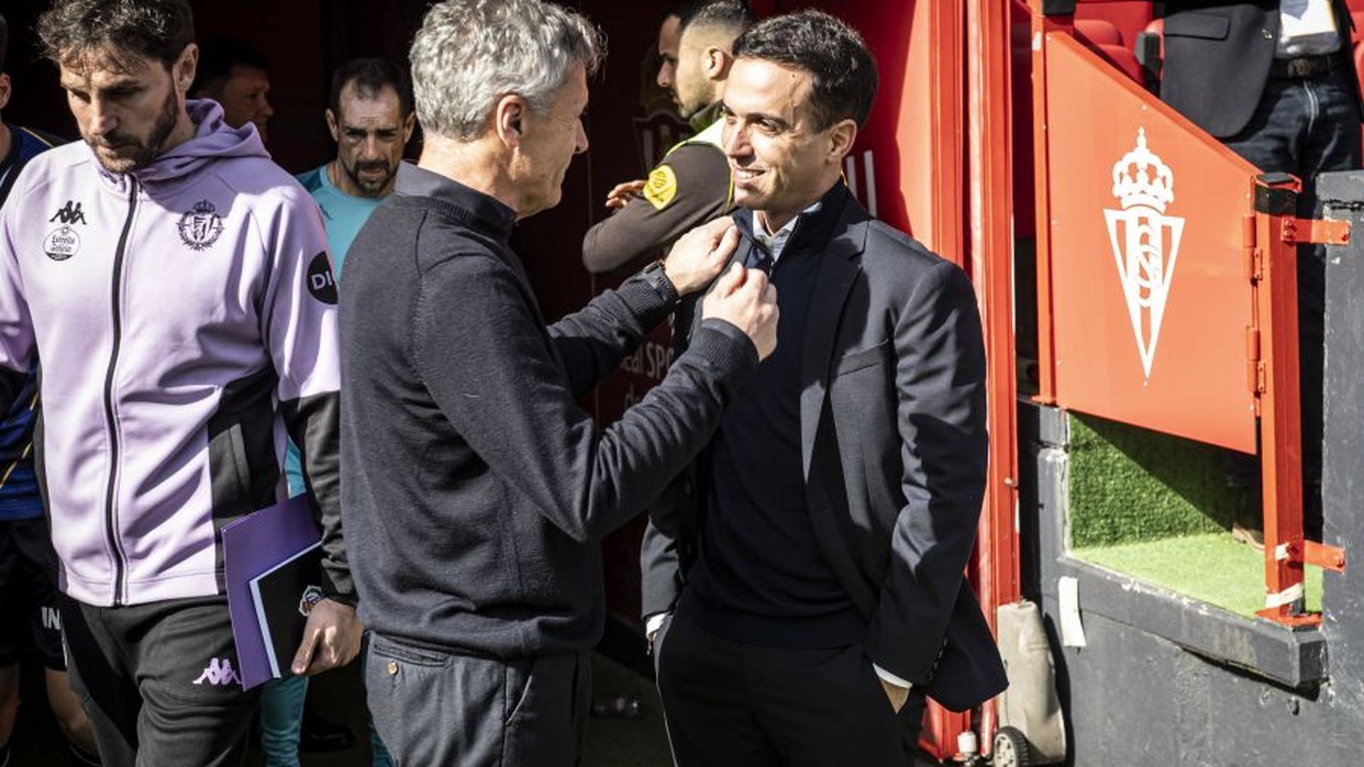 Fran Escribá se saluda con Borja Jiménez. Fran Escribá se saluda con Borja Jiménez.