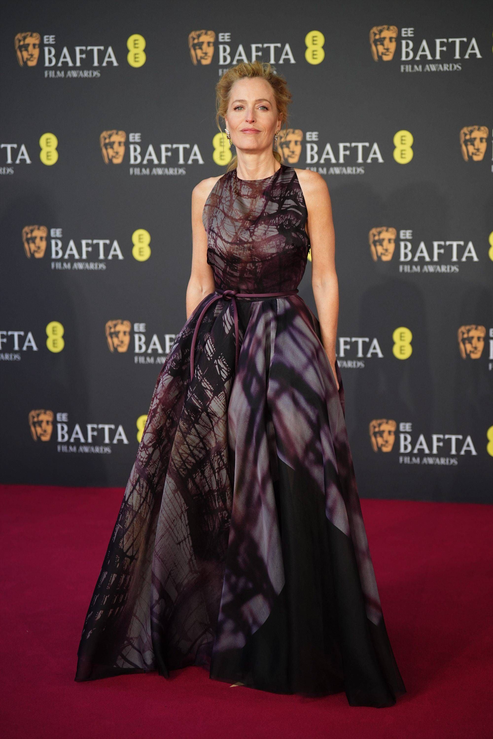 Gillian Anderson en la alfombra roja de los Bafta 2026