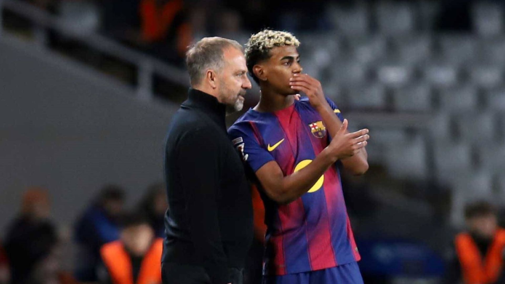 Hansi Flick, con Lamine Yamal en un partido del Barcelona