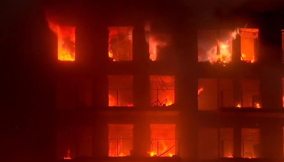 Imágenes del incendio arrasando el edificio de Campanar