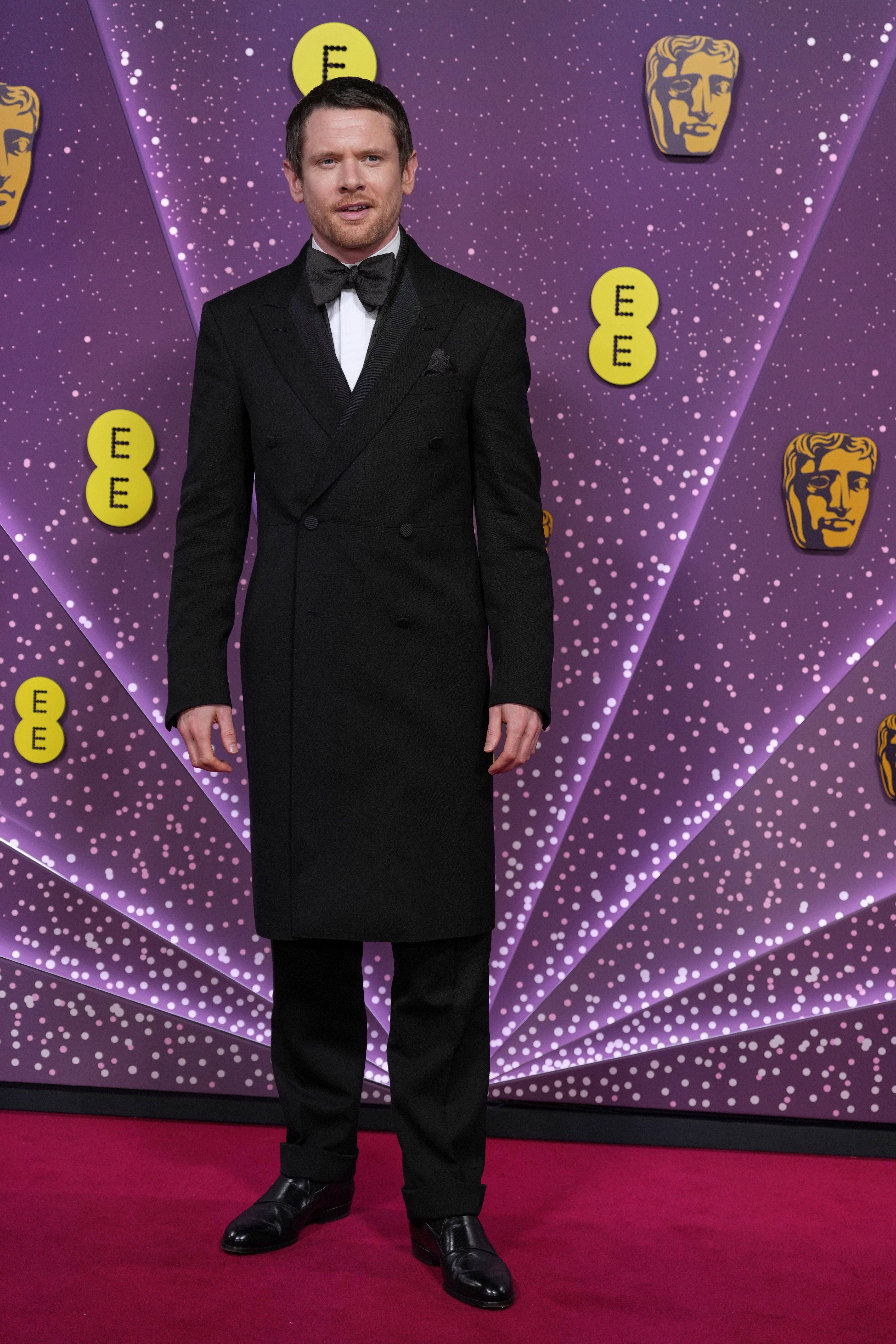 Jack O'Connell en la alfombra roja de los bafta 2026