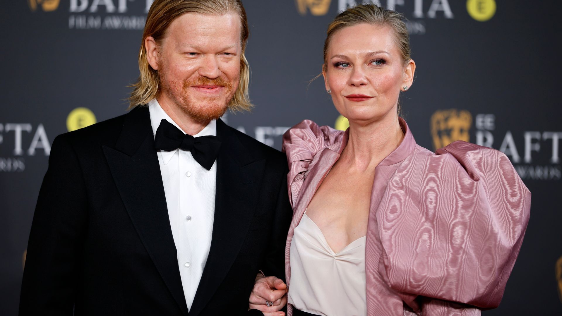 Jesse Plemons y Kirsten Dunst en la alfombra roja de los Premios BAFTA 2026