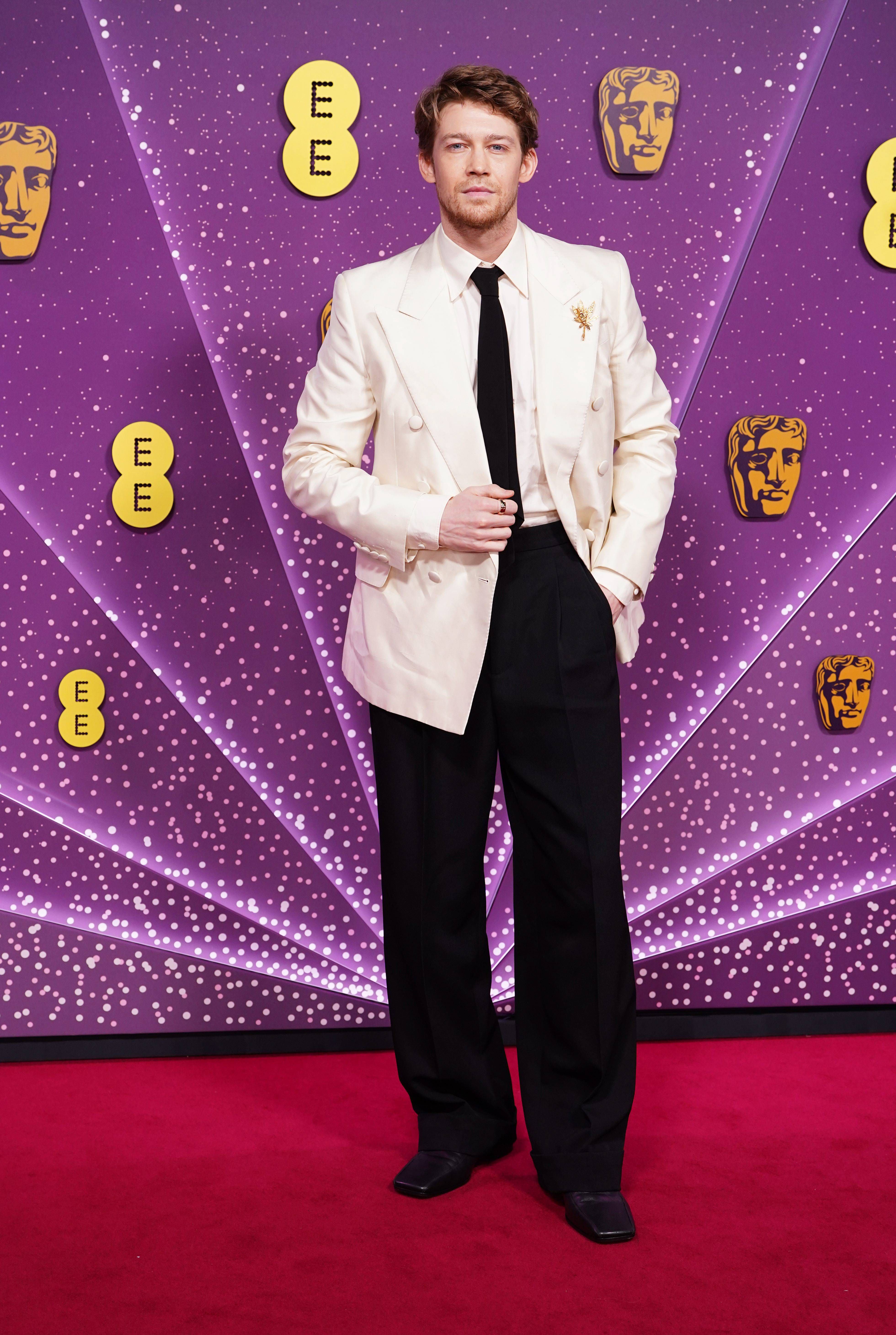 Joe Alwyn en la alfombra de los Bafta 2026