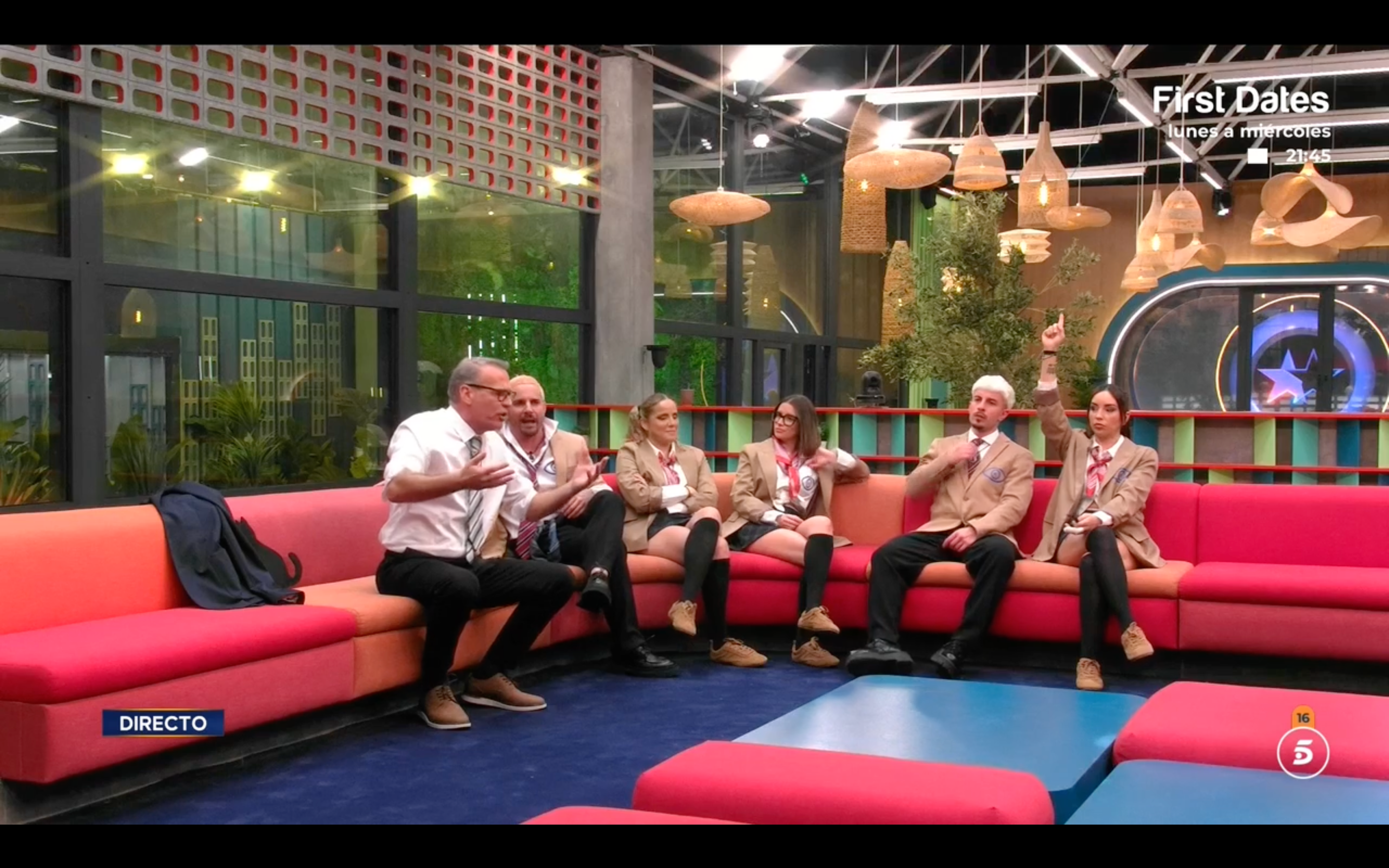 Los concursantes discuten en el salón