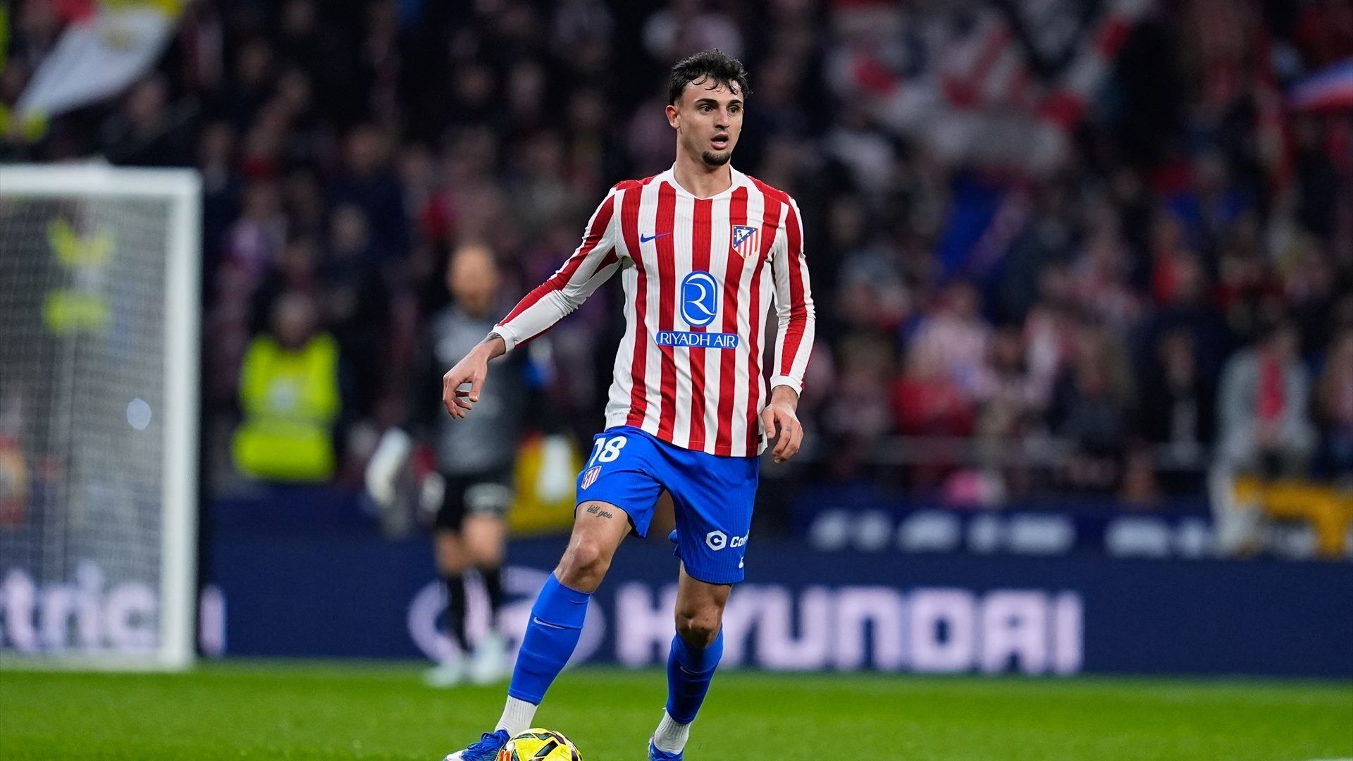 Marc Pubill conduce el balón en el Atlético de Madrid-Espanyol