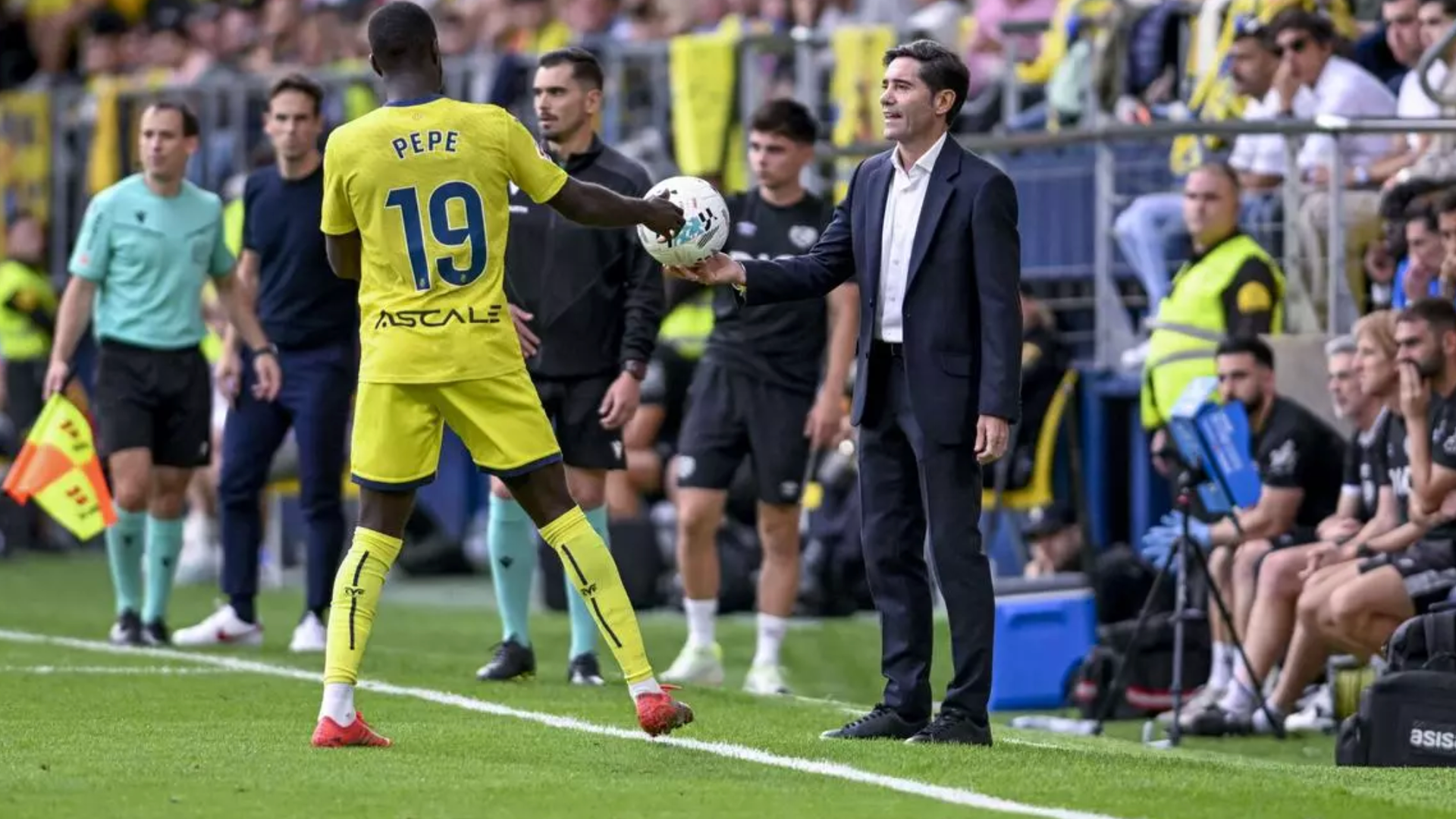 Marcelino en un partido en Villarreal Marcelino en un partido en Villarreal