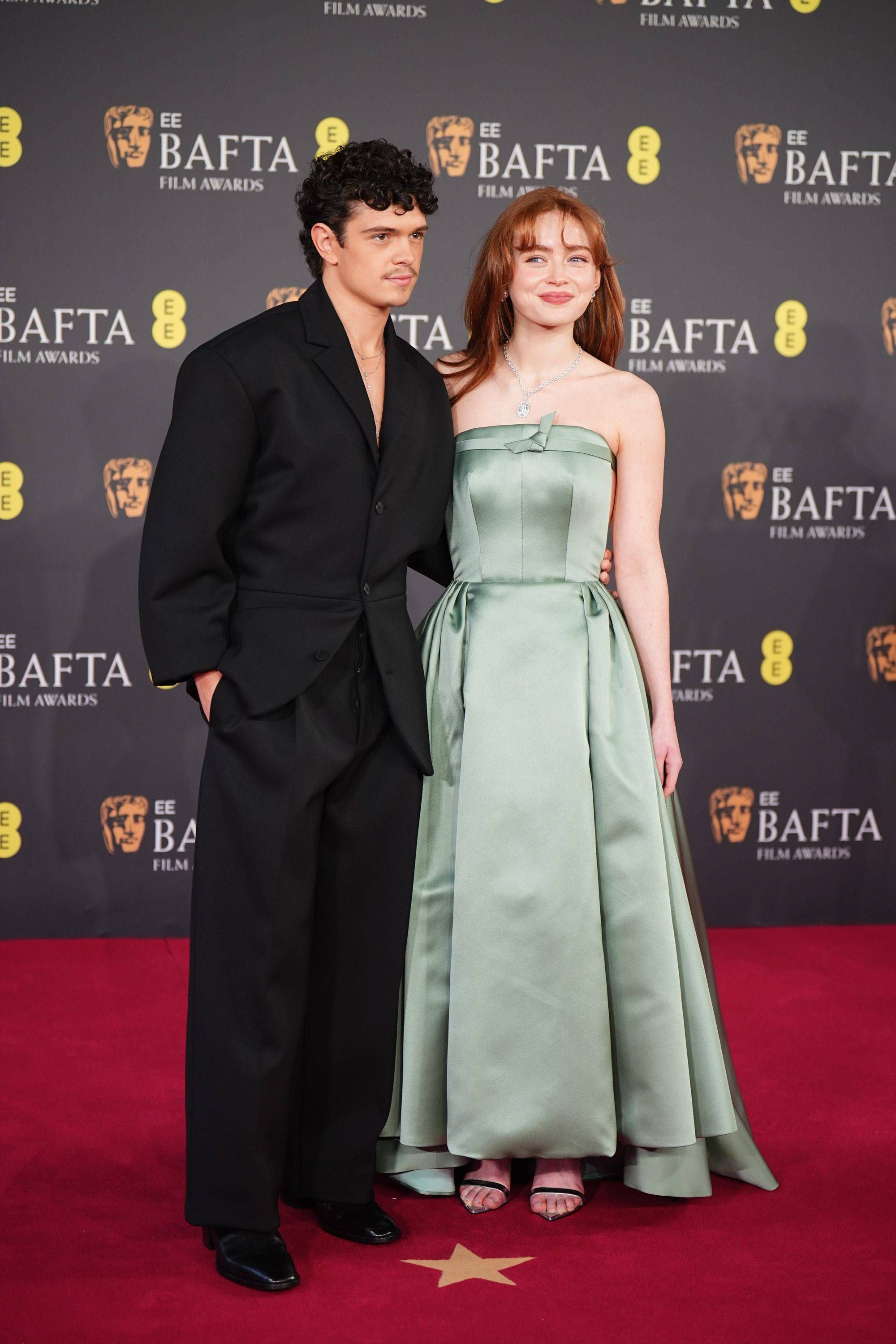 Noah Jupe y Sadie Sink en la alfombra roja de los Bafta 2026
