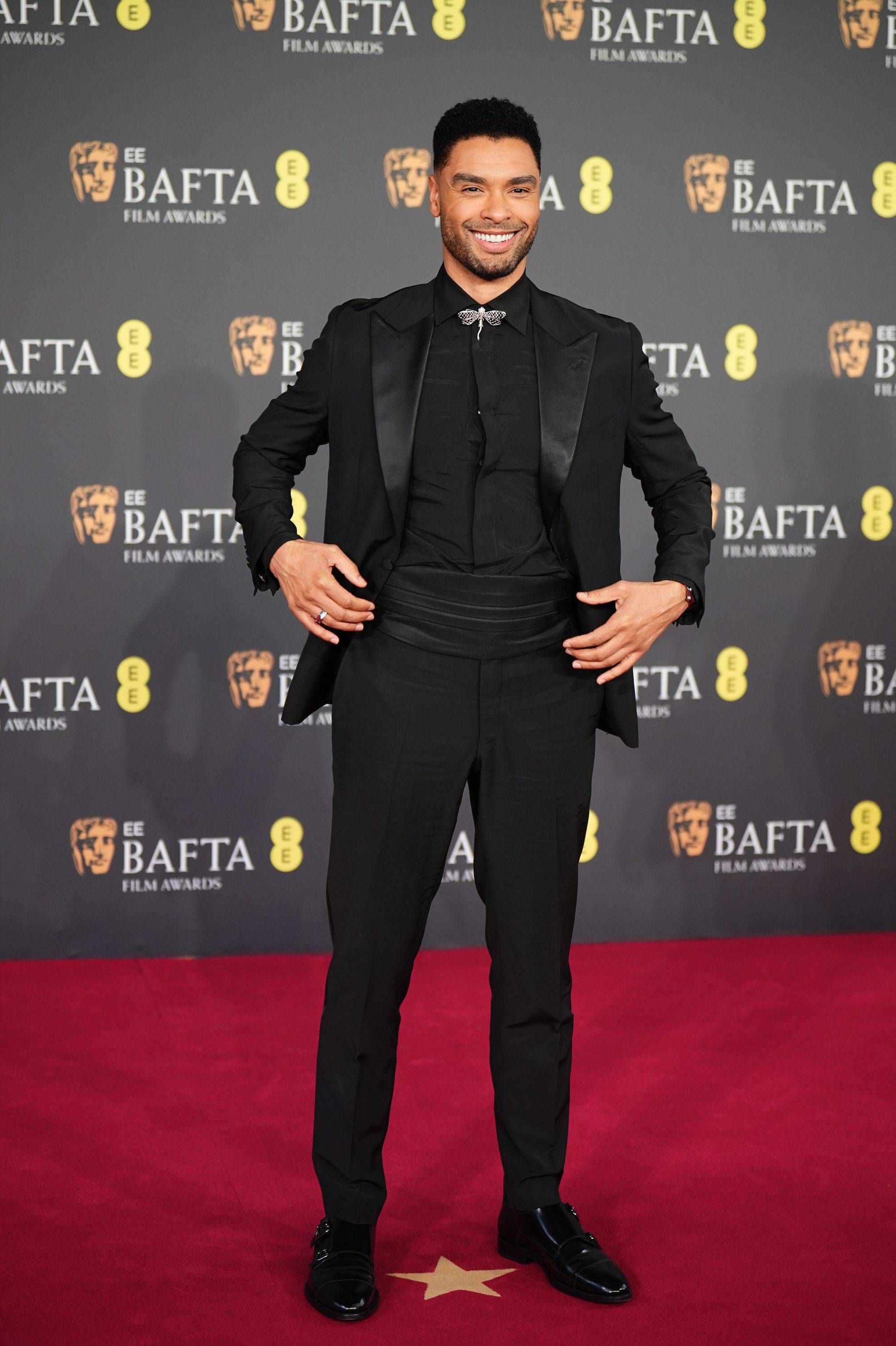Rege-Jean Page en la alfombra roja de los Bafta 2026