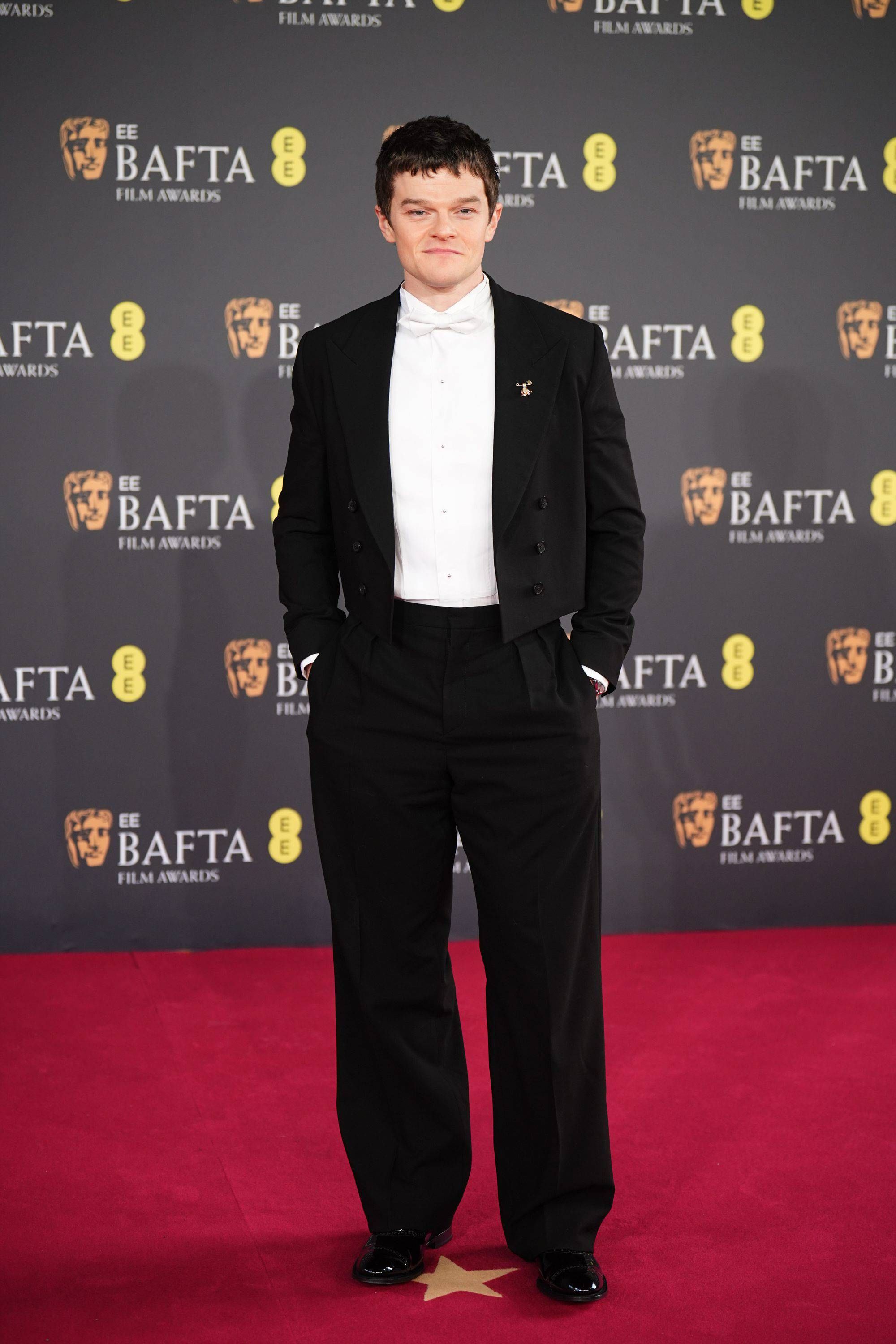 Robert Aramayo en la alfombra de los Bafta 2026