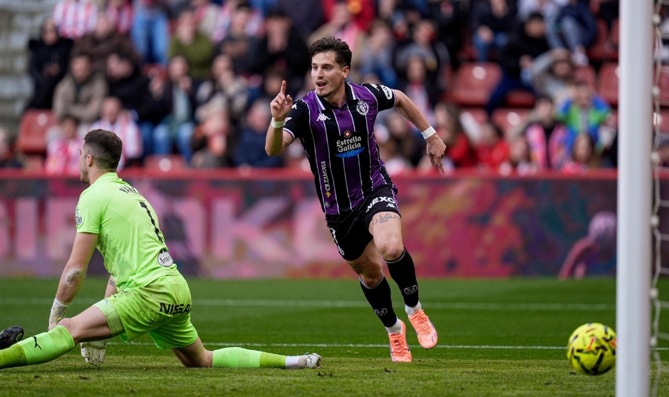 Sergi Canós celebra su gol en Gijón.