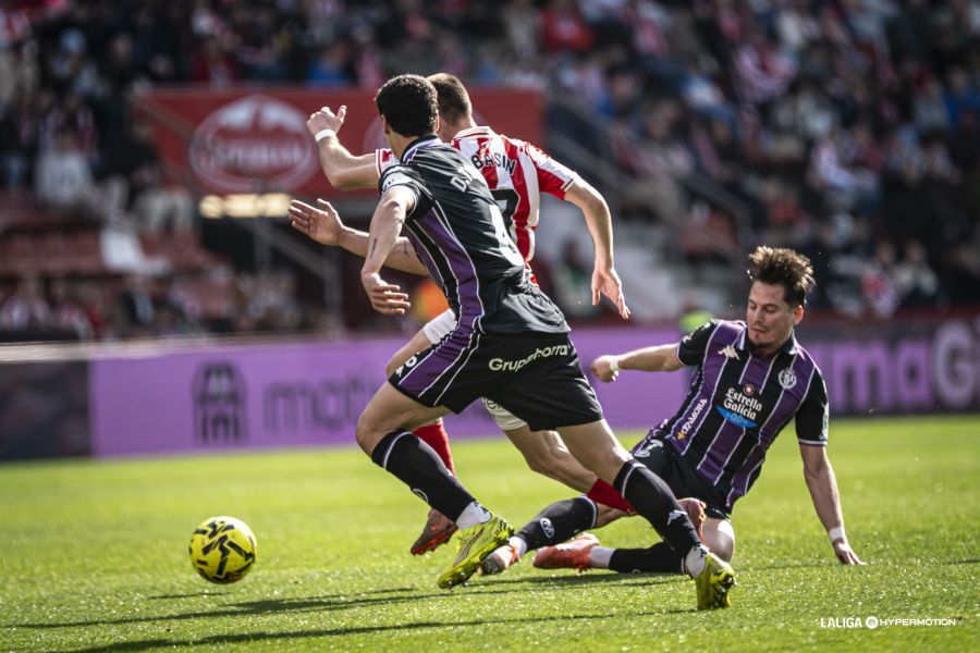 Sergi Canós Tenés pelea por un balón en Gijón