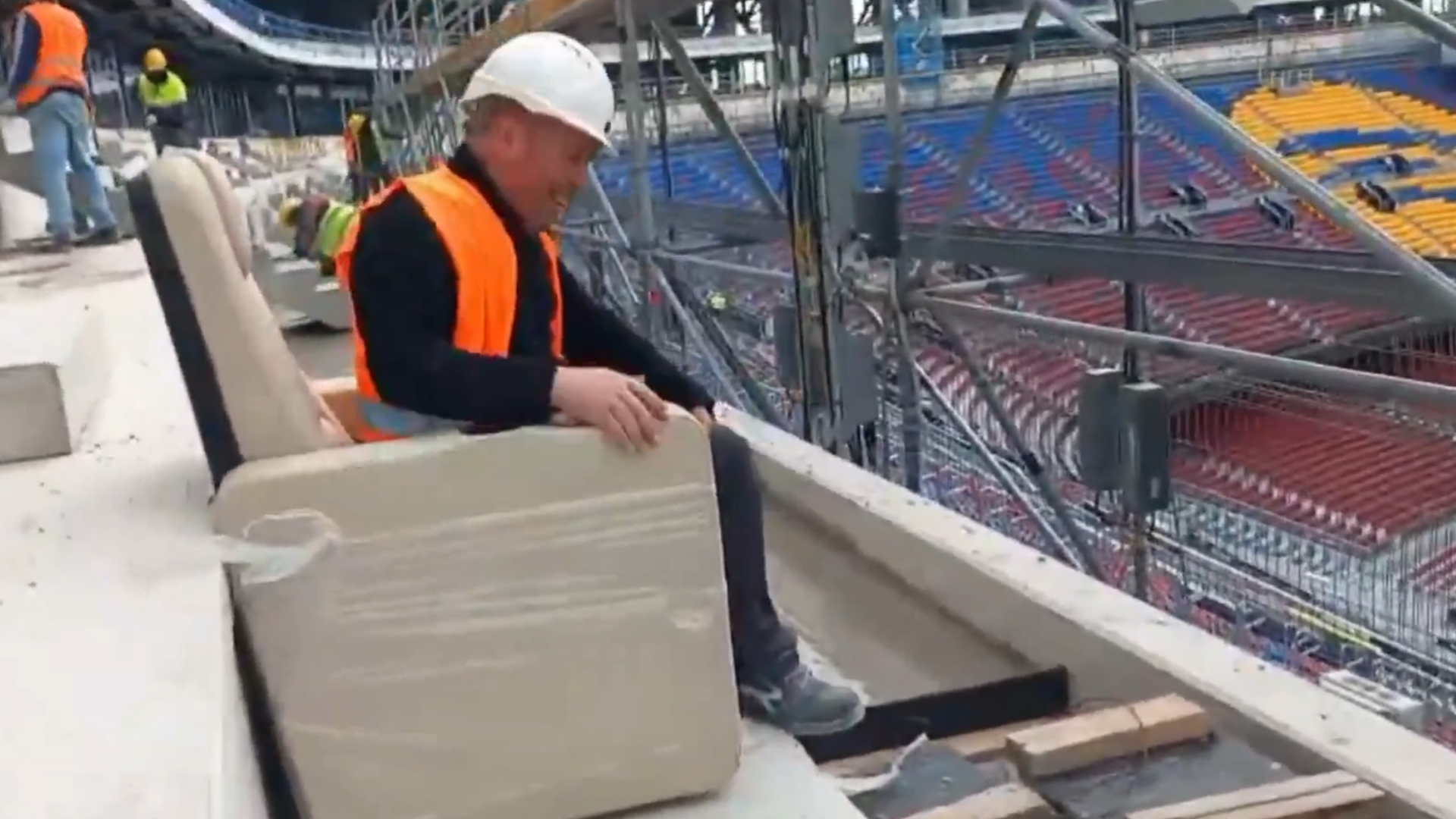 Trabajadores del Camp Nou prueban los nuevos asientos VIP