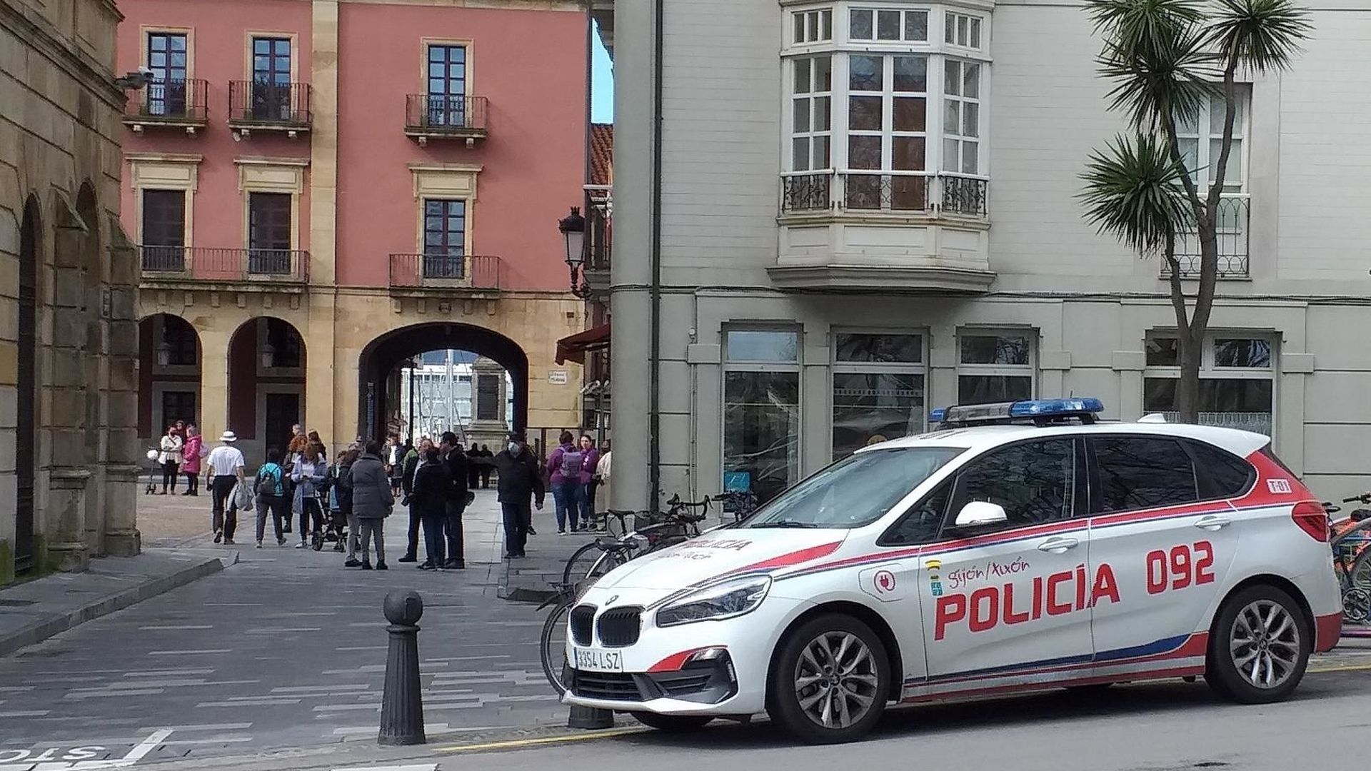 Una mujer encuentra un bebé olvidado en un carrito de madrugada en Gijón: "No sabíamos si estaba vivo" Una mujer encuentra un bebé olvidado en un carrito de madrugada en Gijón: "No sabíamos si estaba vivo"