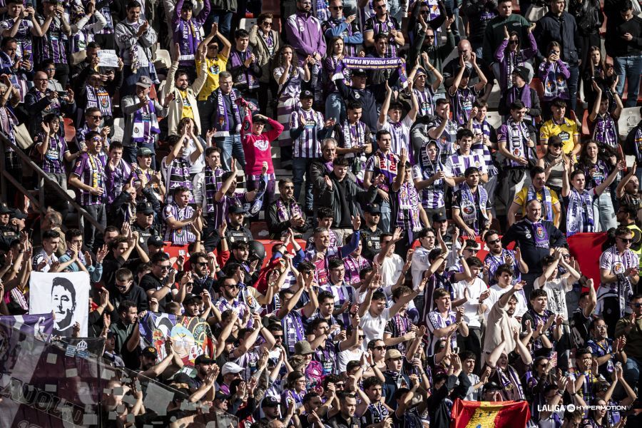 Aficionados del Real Valladolid en El Molinón.