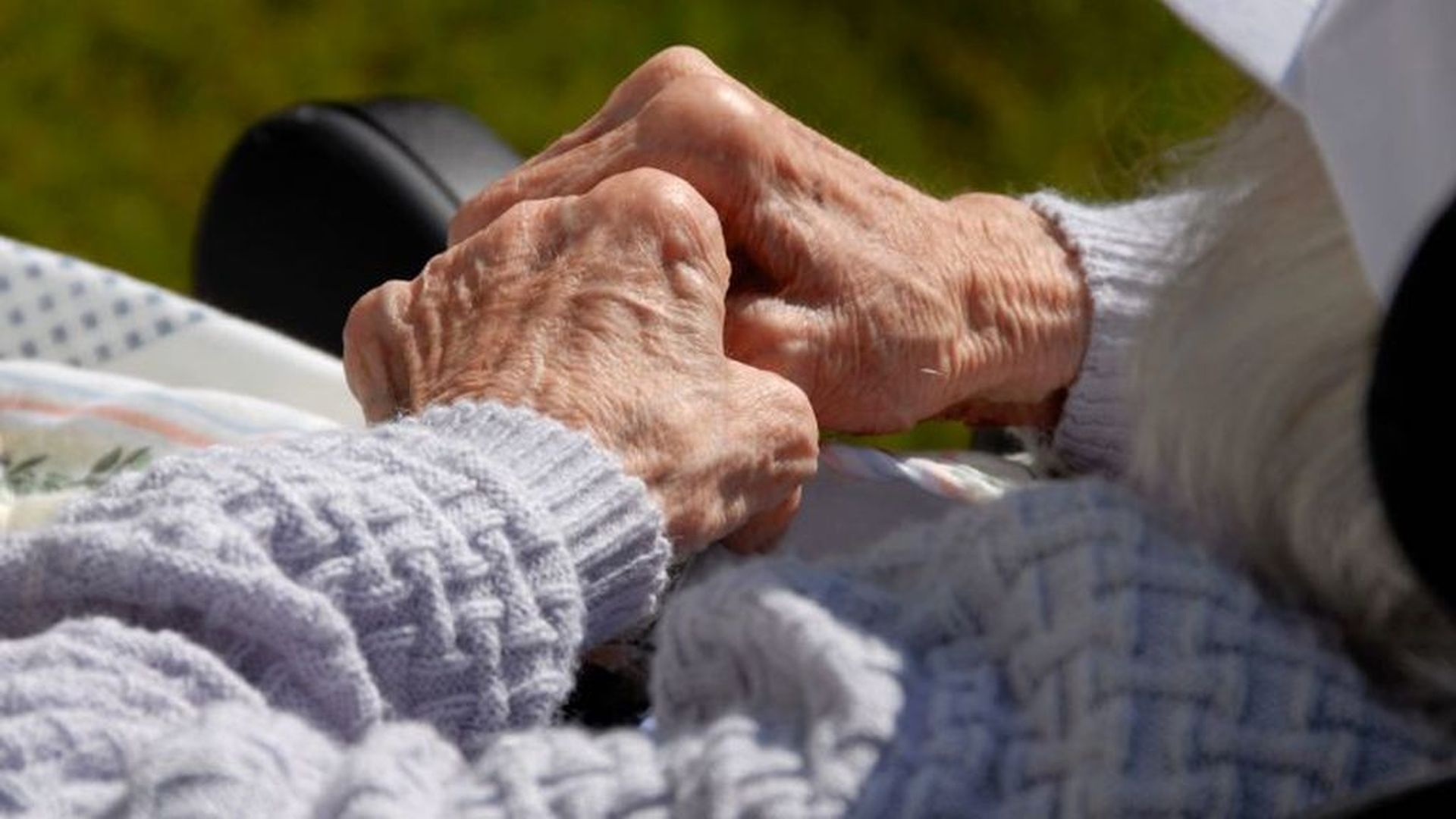 Las manos de una anciana
