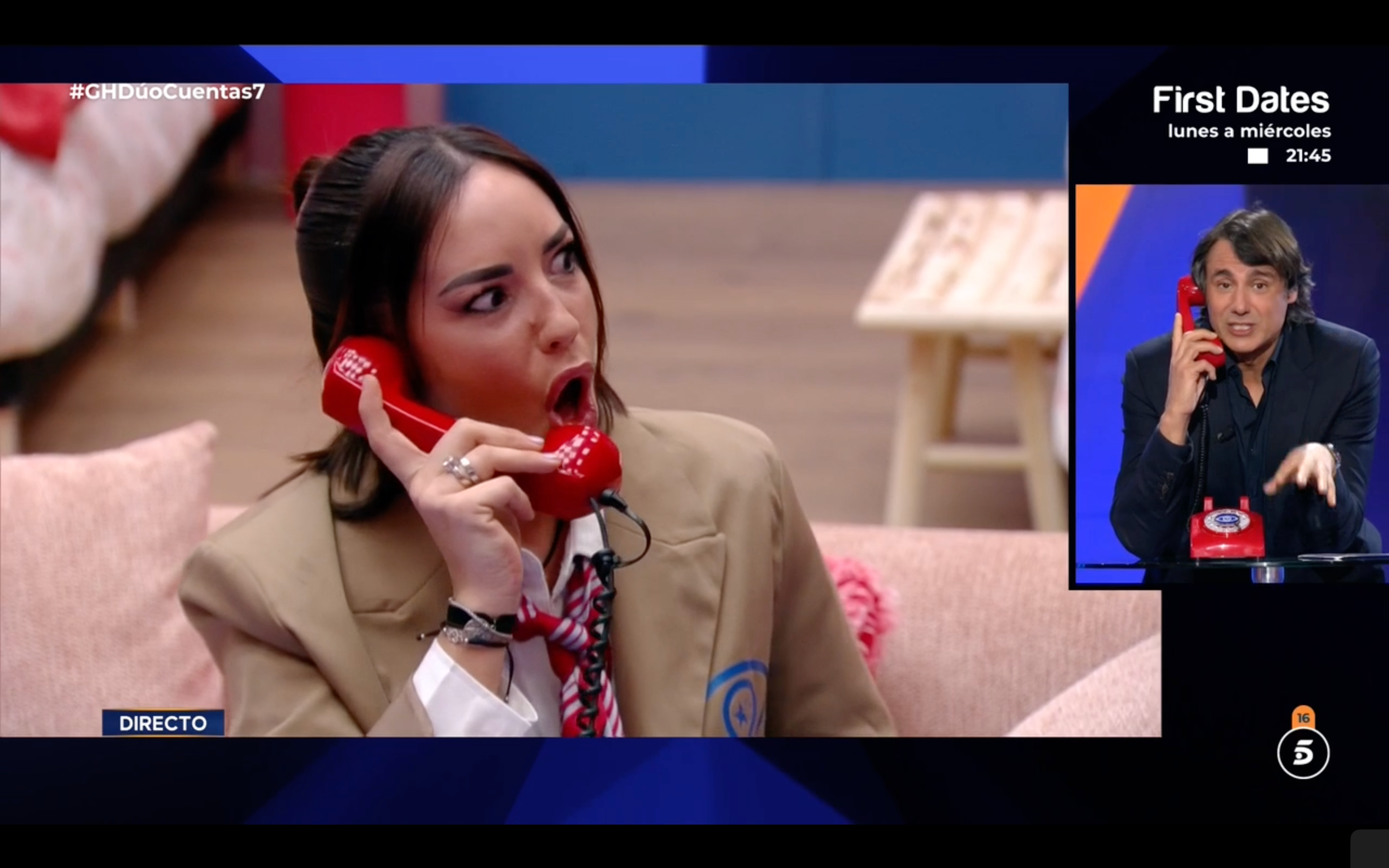 Anita habla con Ion por teléfono