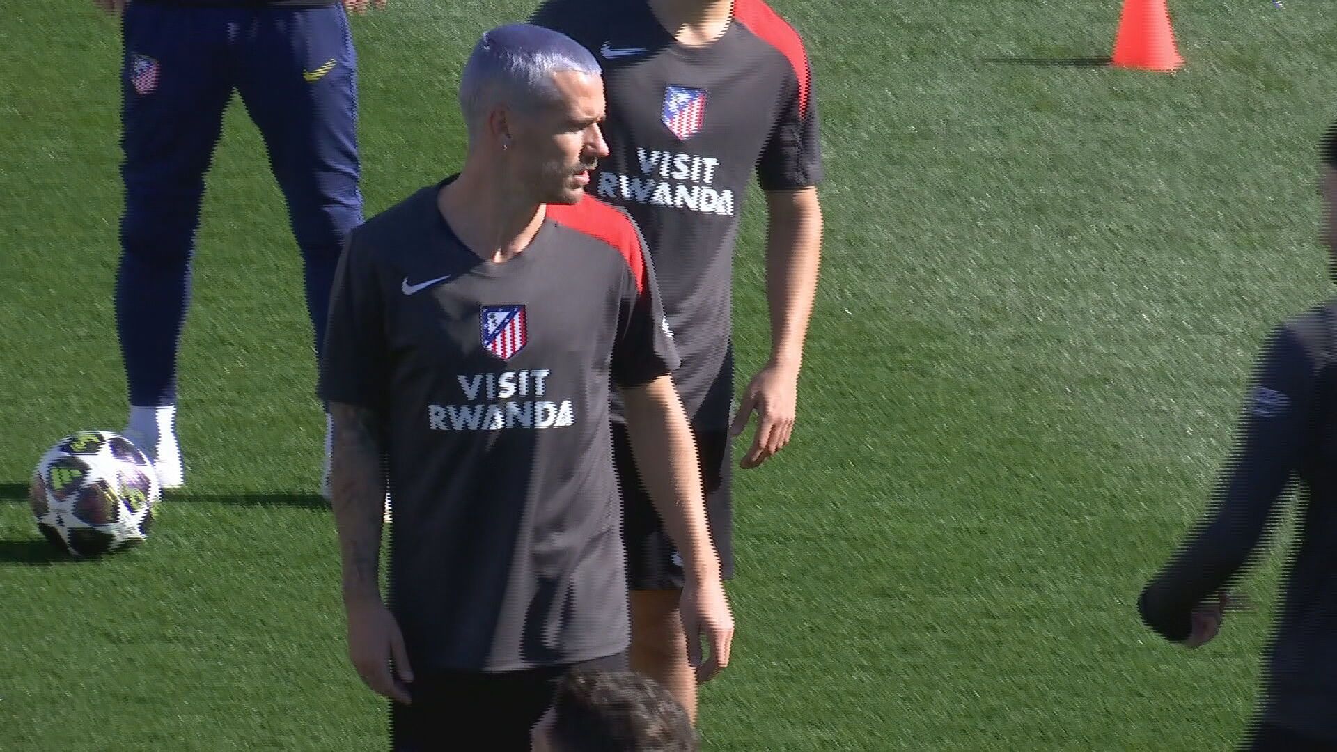 Antoine Griezmann con su nuevo look en el entrenamiento