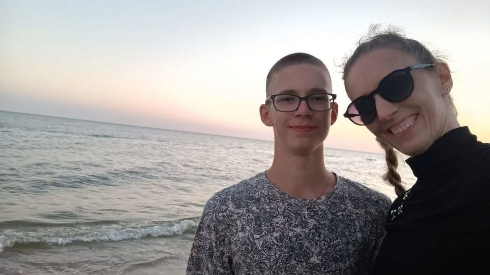 Arek, el menor desaparecido en aguas de Tenerife, junto a su madre Kasha