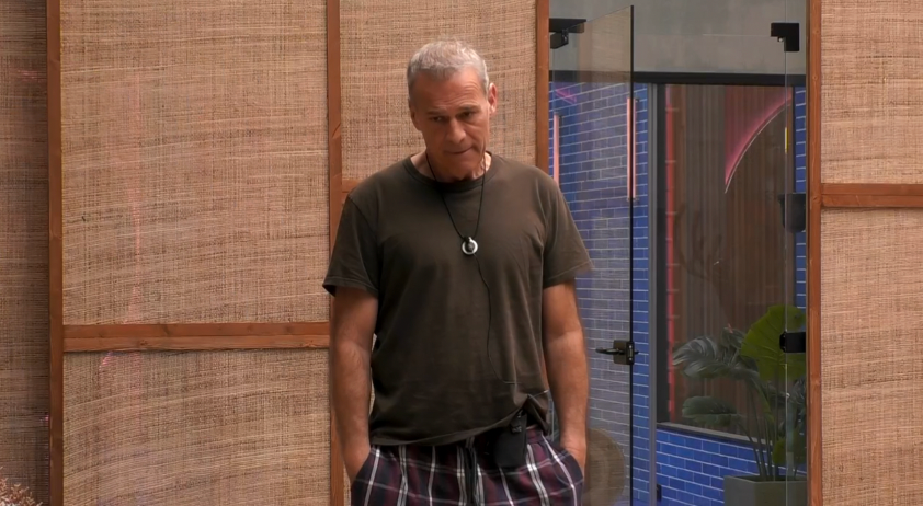 Carlos hablando con Anita de su abuela