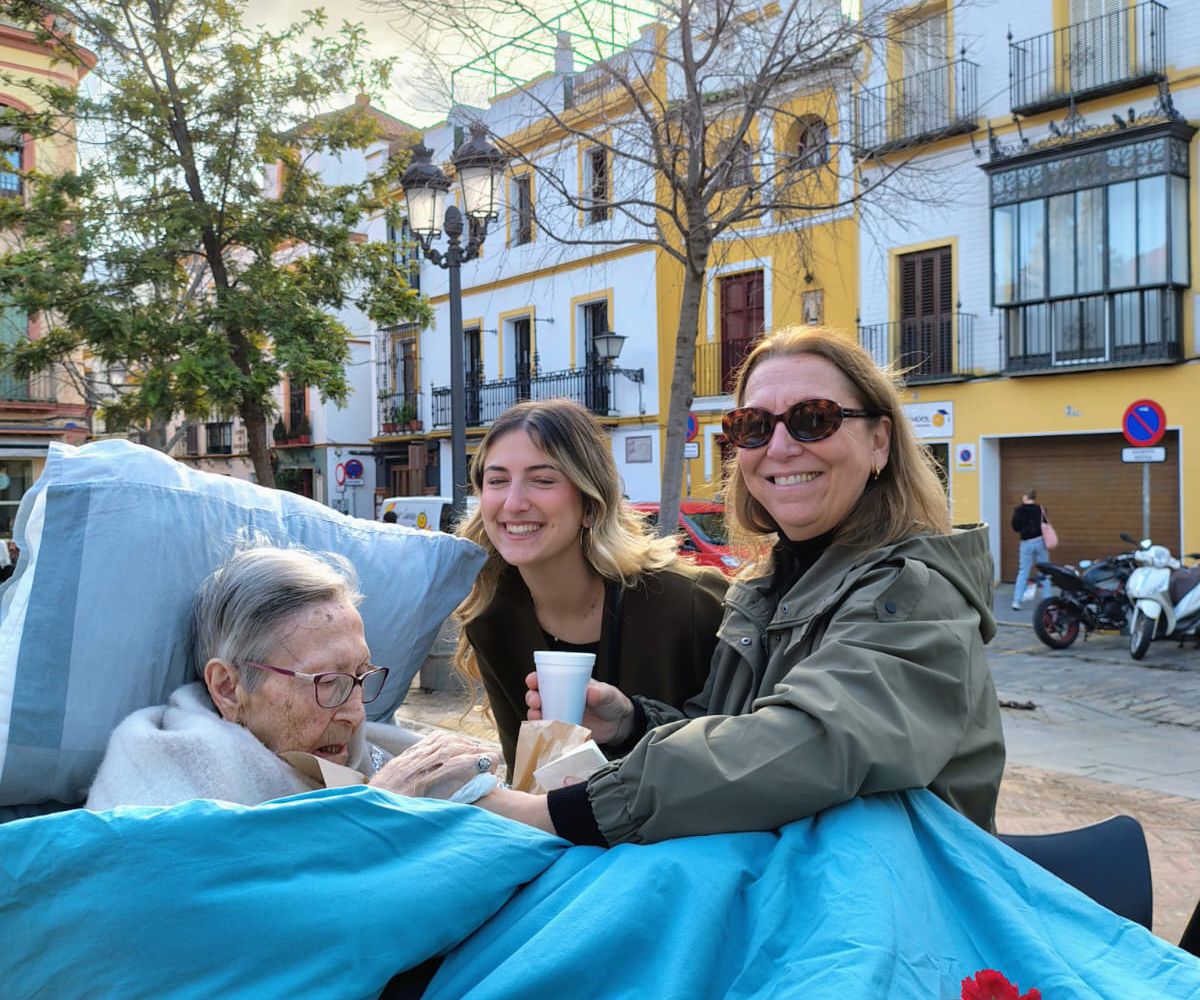 Carmen desayunando en la Plaza de San Lorenzo