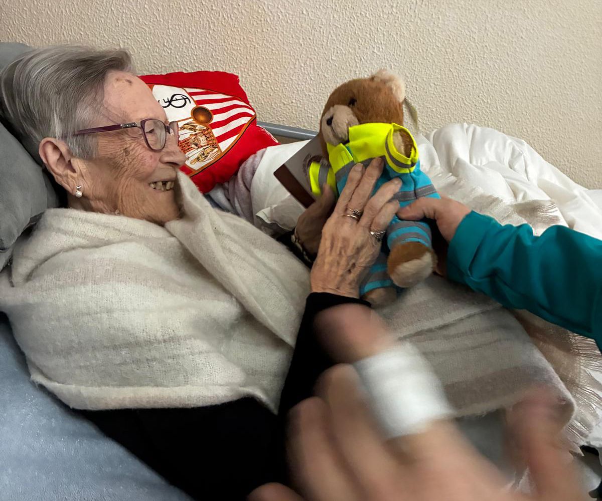 Carmen recibe el clásico peluche de la Fundación tran cumplir su deseo