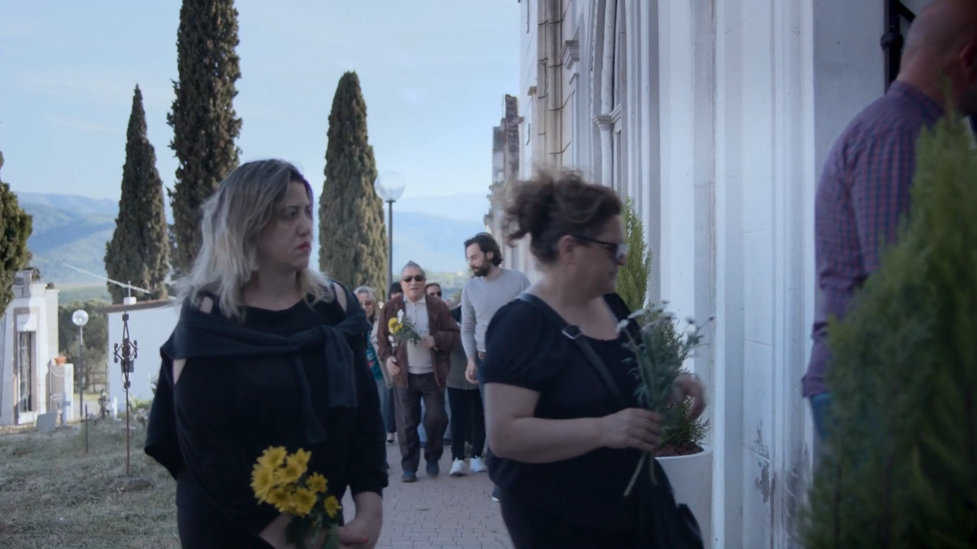 Ciudadanos de Senise acuden al cementerio para honrar la memoria de 'El Santo'