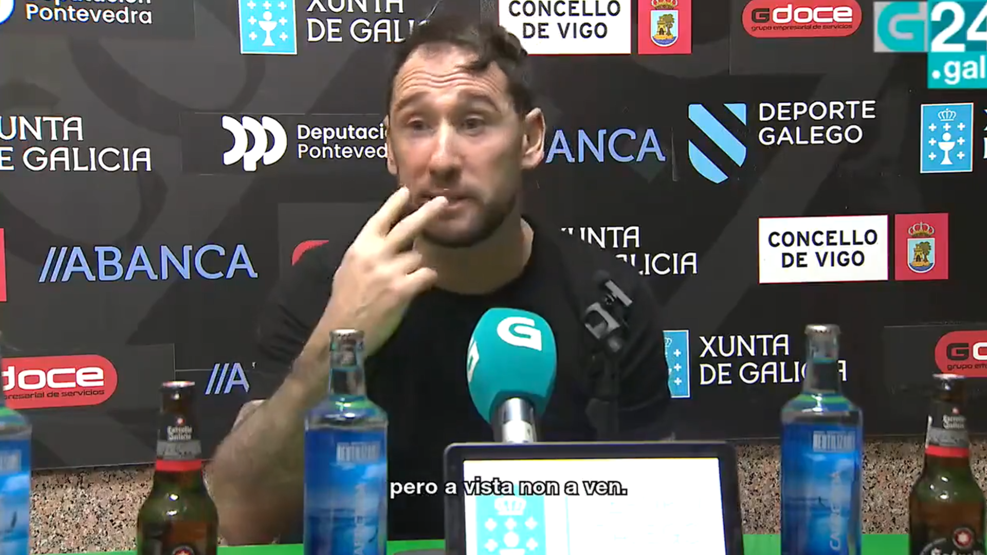 Dani Giménez, entrenador de la Sarriana, en sala de prensa Dani Giménez, entrenador de la Sarriana, en sala de prensa