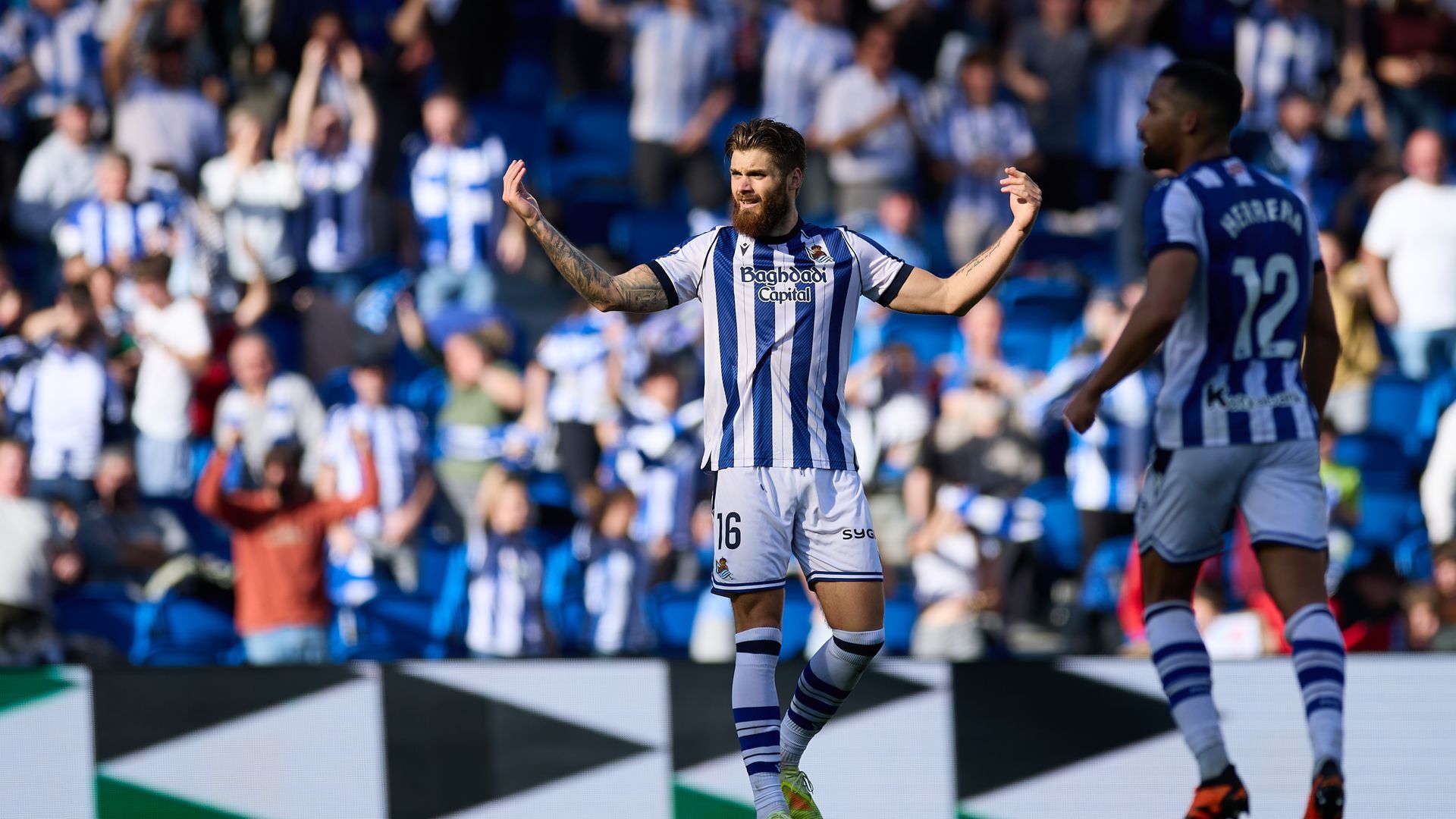 Duje Caleta-Car animando a la Real Sociedad en el partido de LALIGA EA Sports contra el Real Oviedo Duje Caleta-Car animando a la Real Sociedad en el partido de LALIGA EA Sports contra el Real Oviedo