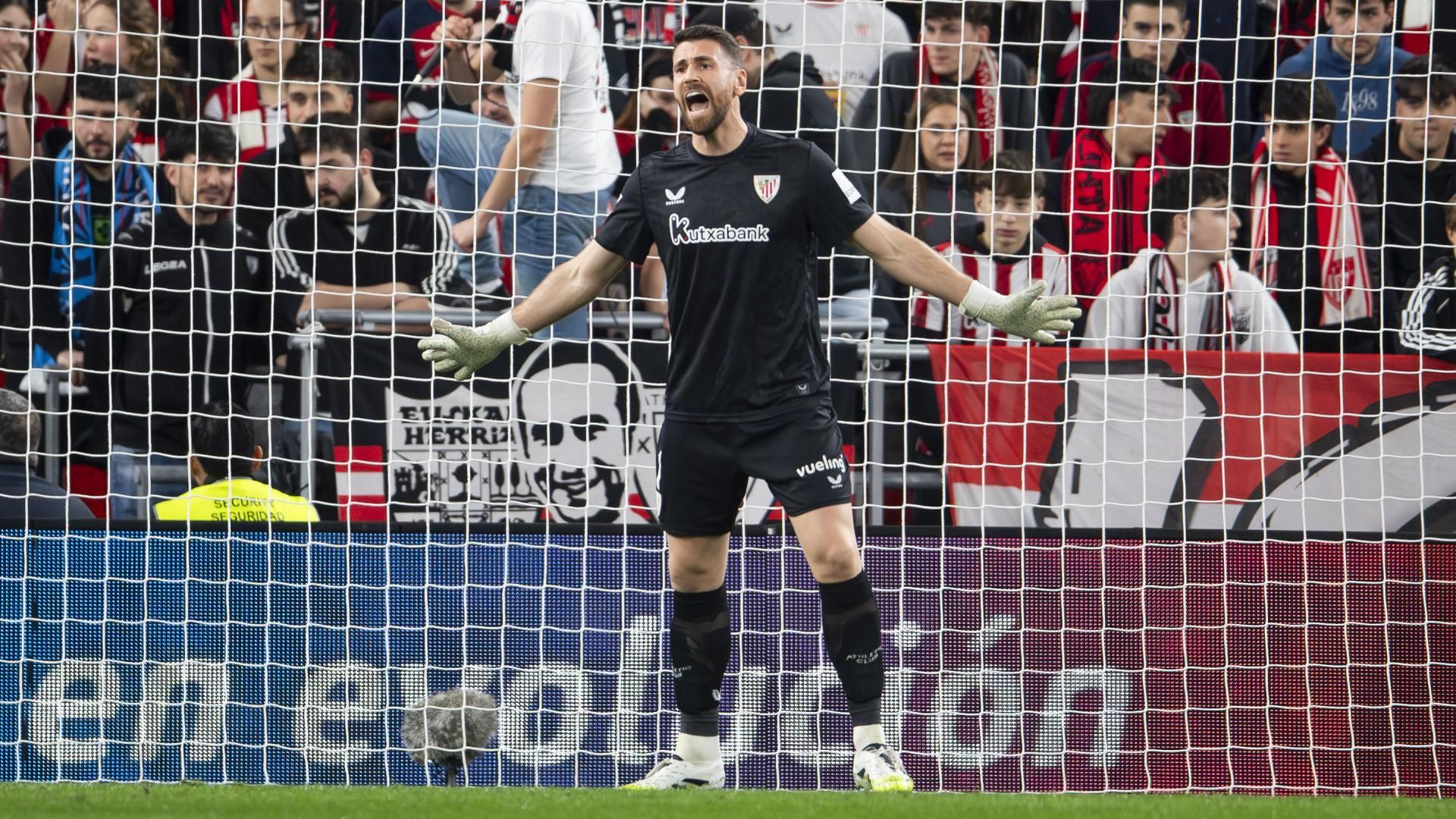 El grito del meta Unai Simón ante el Elche en San Mamés