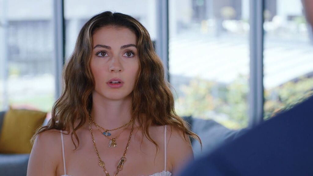 Esra quiere saber qué paso la noche anterior con Ozan