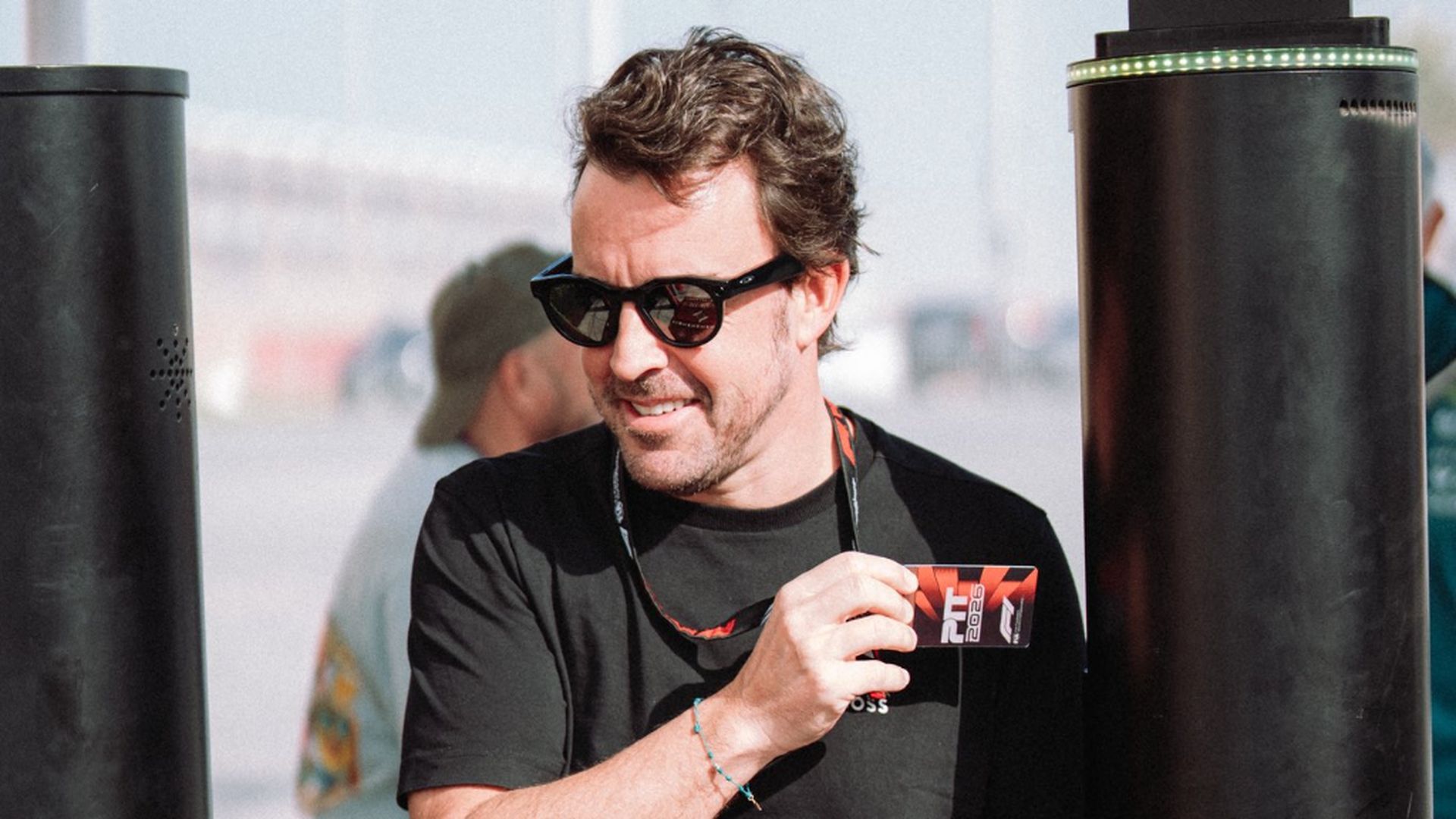 Fernando Alonso entrando al paddock de Baréin Fernando Alonso entrando al paddock de Baréin