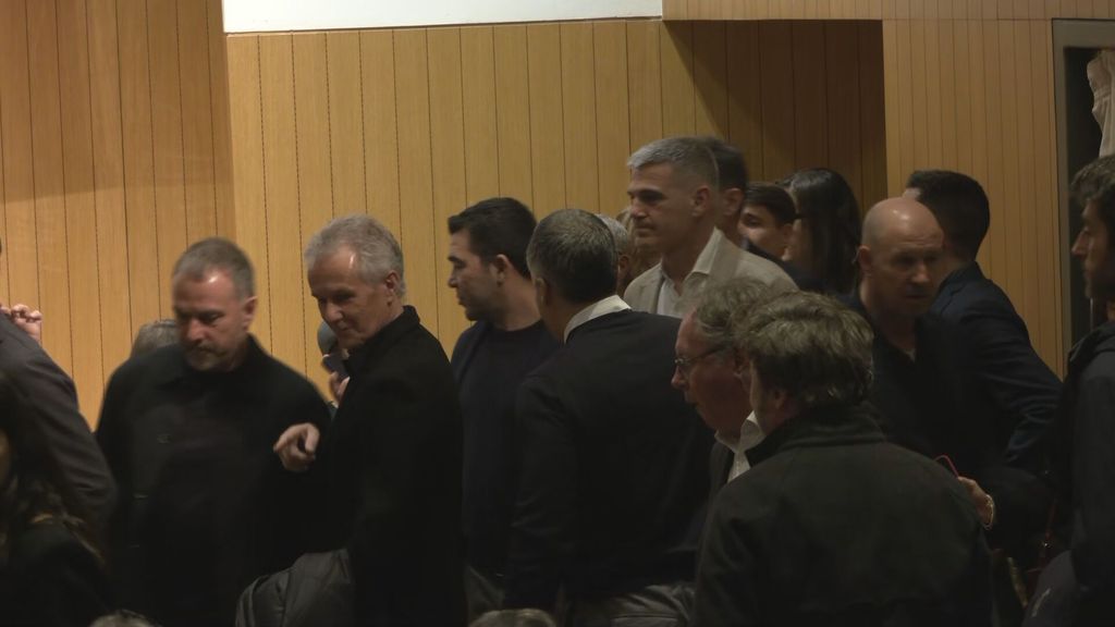 Hansi Flick acompaña a Laporta en la presentación de su libro en pleno proceso electoral