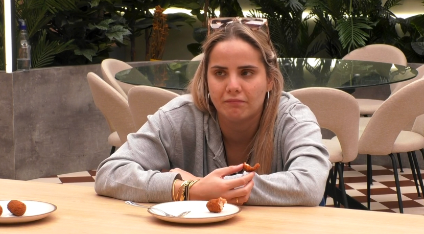 Gloria probando las croquetas