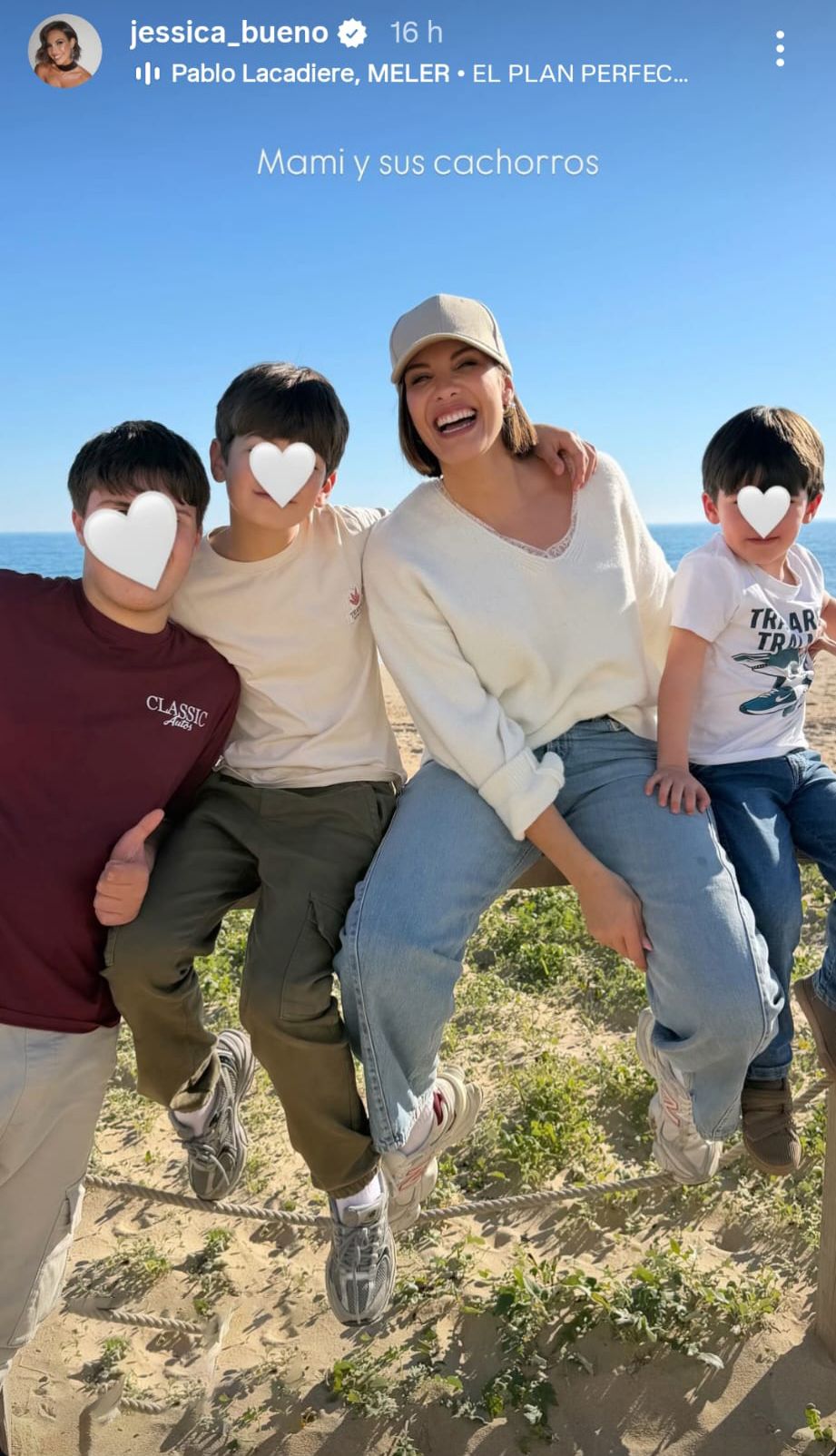Jessica Bueno, junto a sus tres hijos
