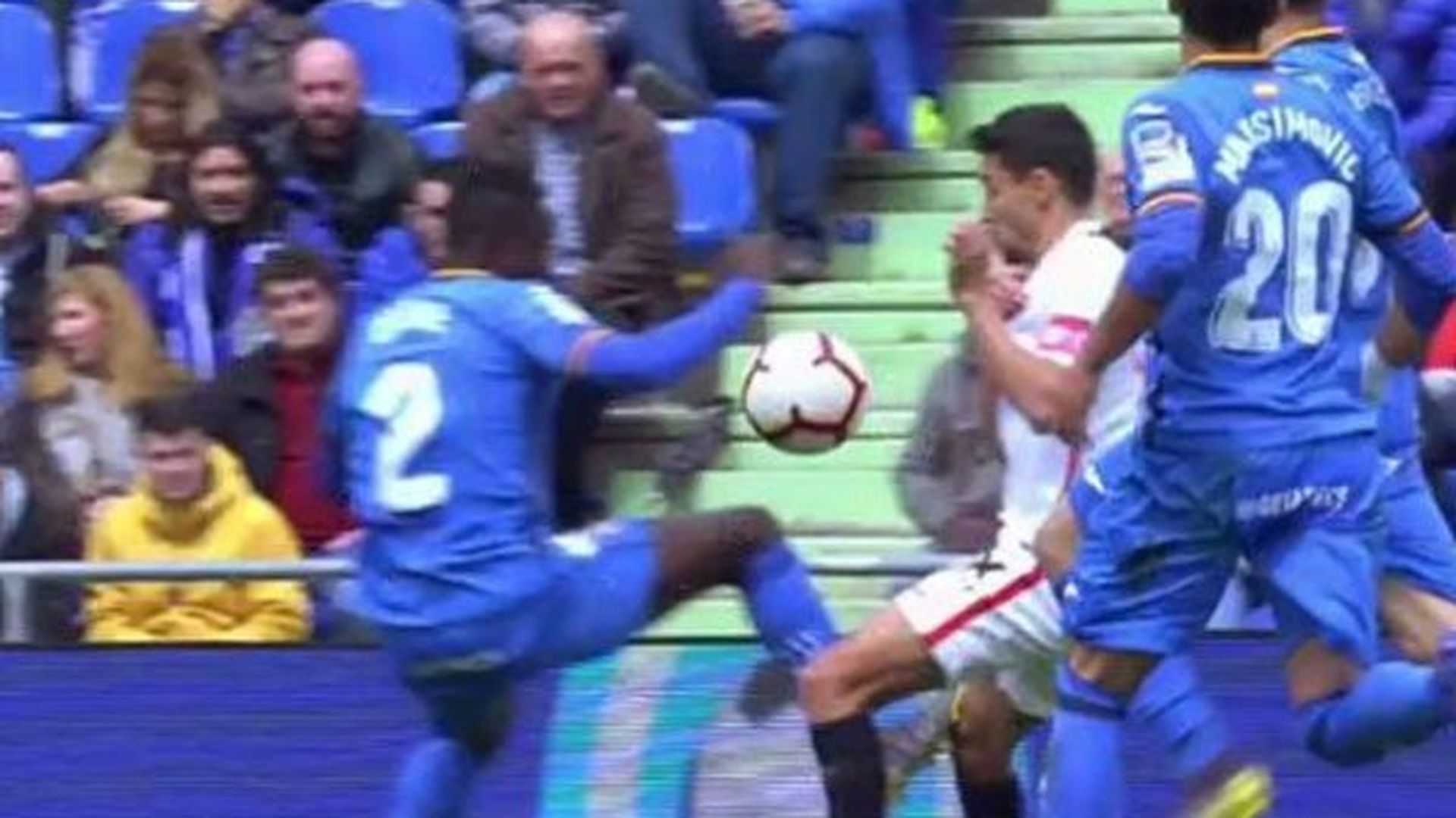 La entrada de Djené sobre Navas en 2019