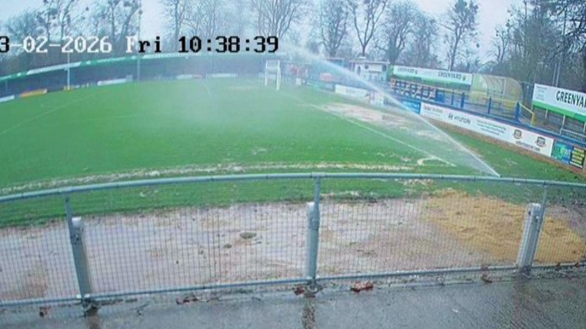 La imagen del King’s Lynn Town regando el césped pese a las lluvias La imagen del King’s Lynn Town regando el césped pese a las lluvias