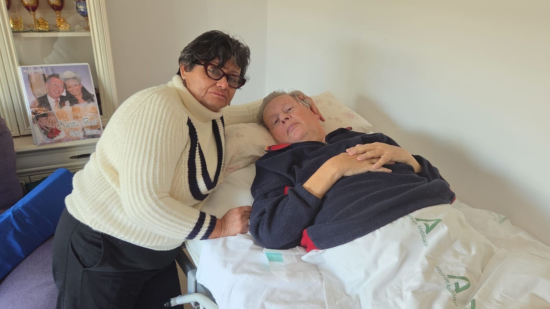 La mujer desahuciada en Roquetas de Mar junto a su marido en cuidados paliativos