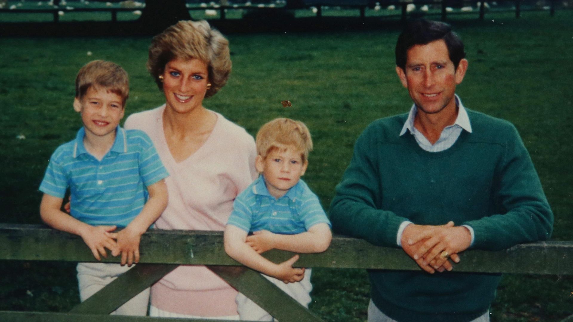 Lady Di y Carlos III con los príncipes Guillermo y Harry