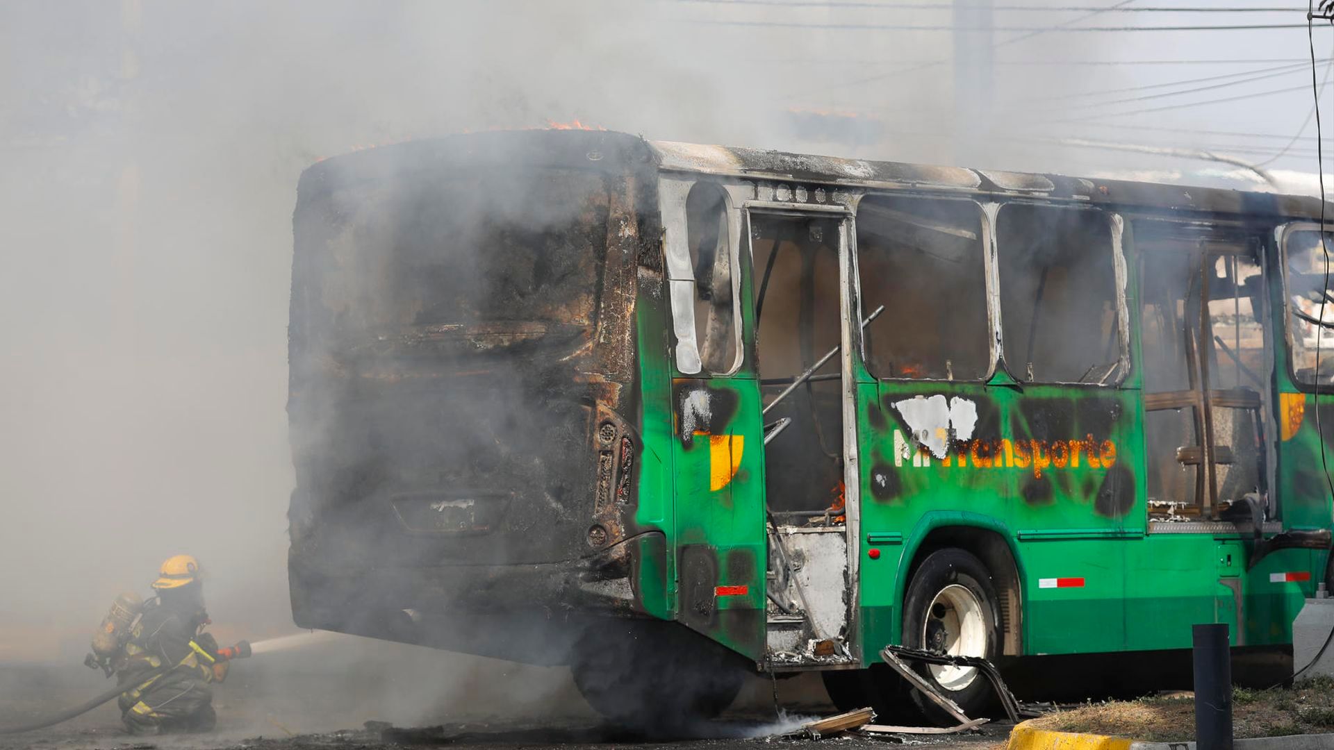 Los bomberos apagando un vehículo incendiado en Guadalajara Los bomberos apagando un vehículo incendiado en Guadalajara