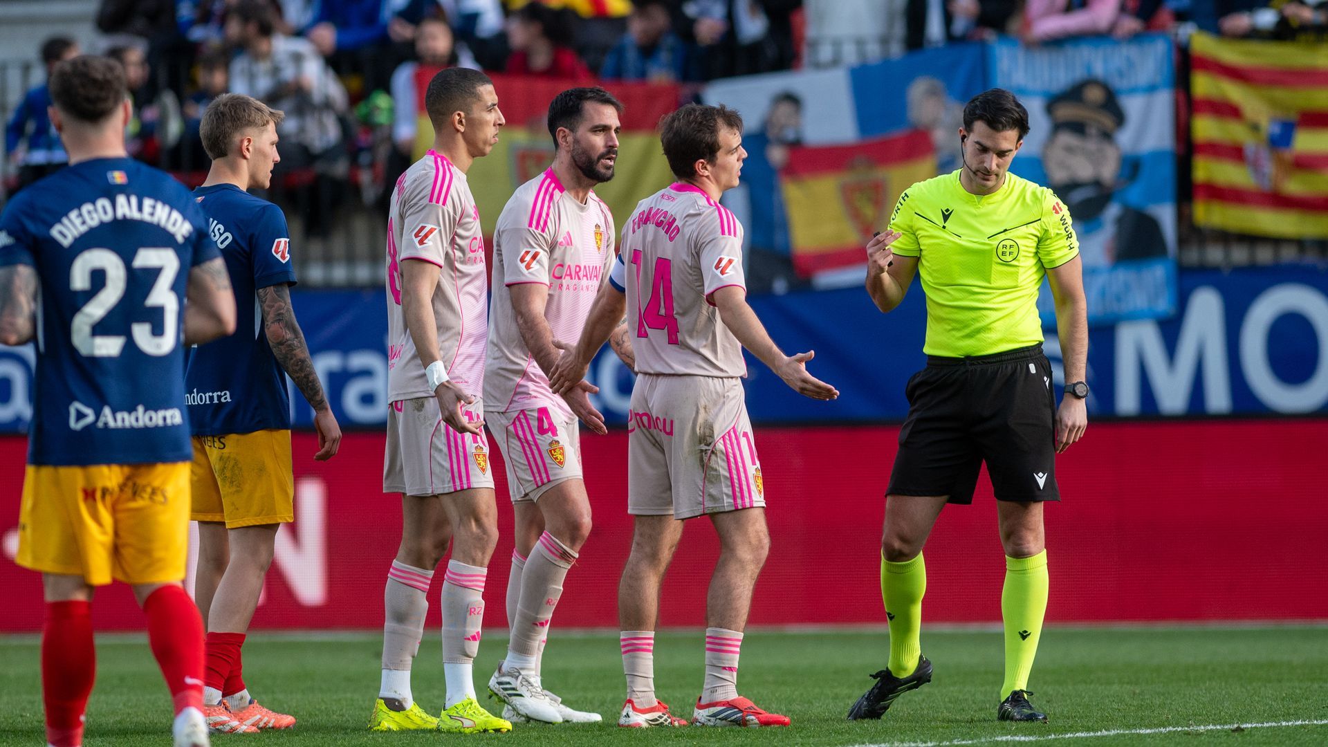 Los jugadores del Zaragoza protestan al árbitro en Andorra