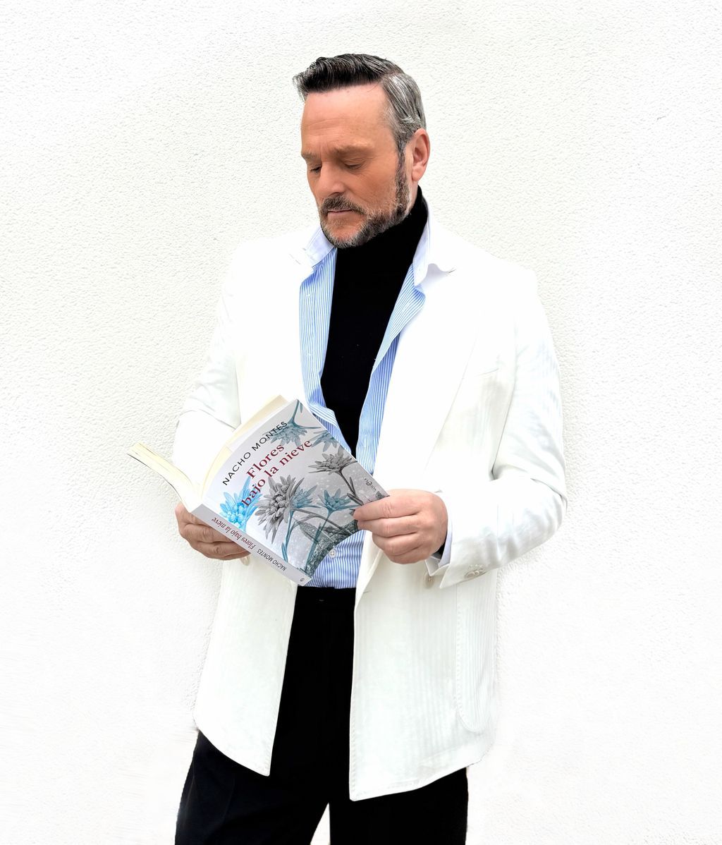 Nacho Montes y su novela, 'Flores bajo la nieve'