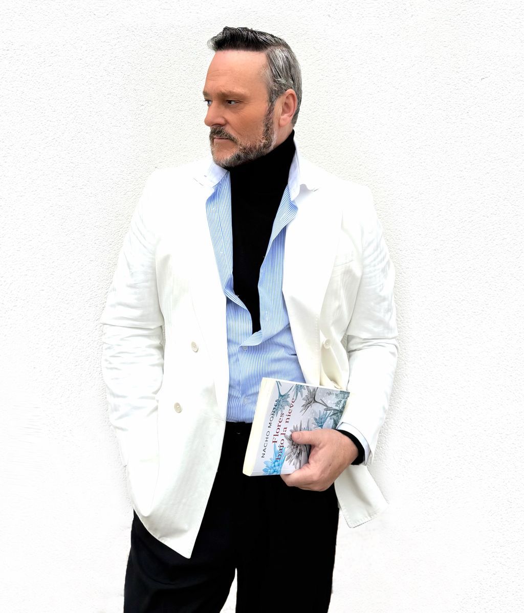 Nacho Montes y su novela, 'Flores bajo la nieve'