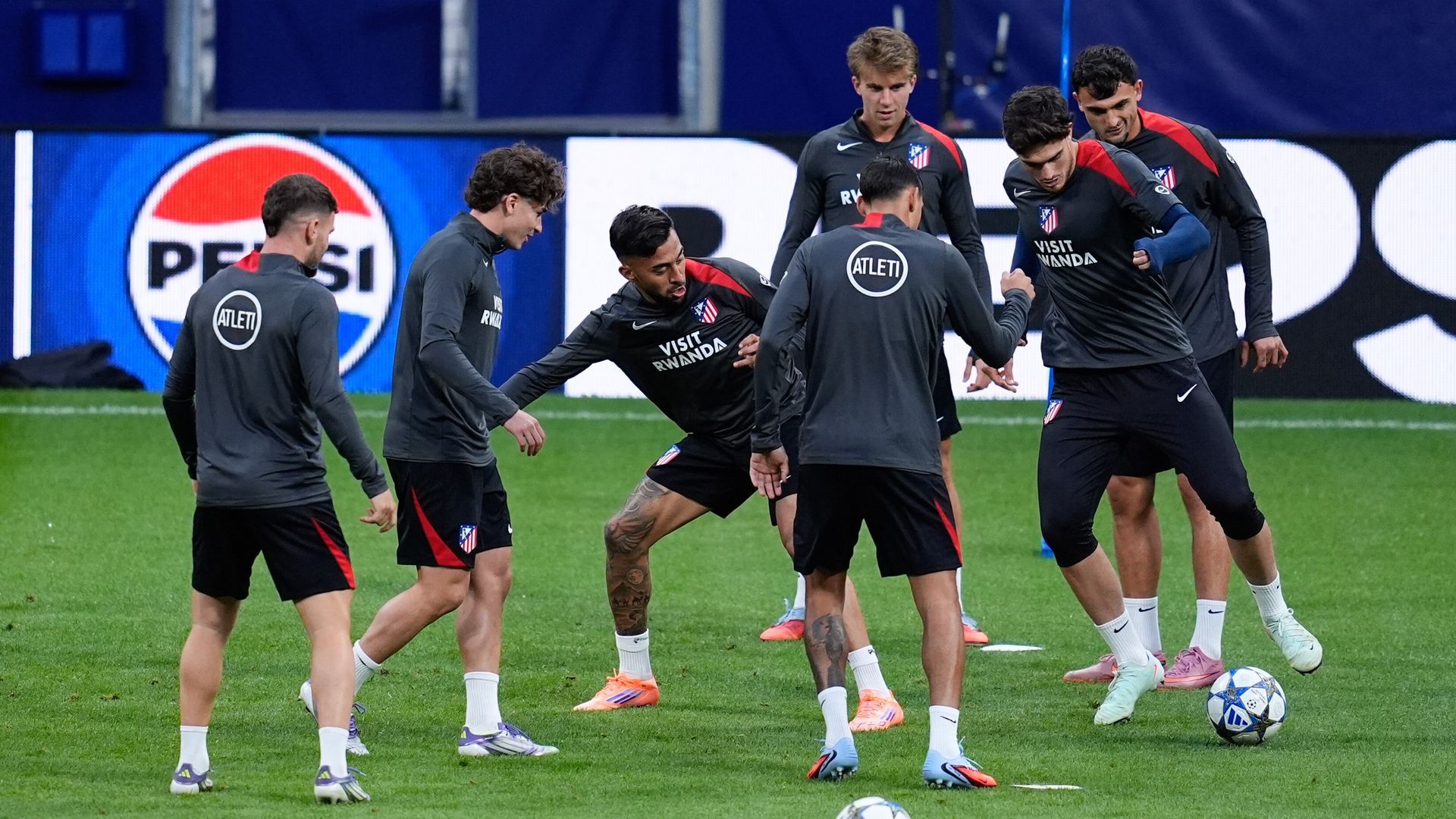 Pablo Barrios y Nico González, enun rondo del Atlético de Madrid