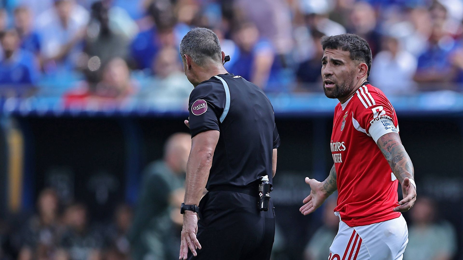 Slavko Vincic hablando con Otamendi en el Mundial de Clubes