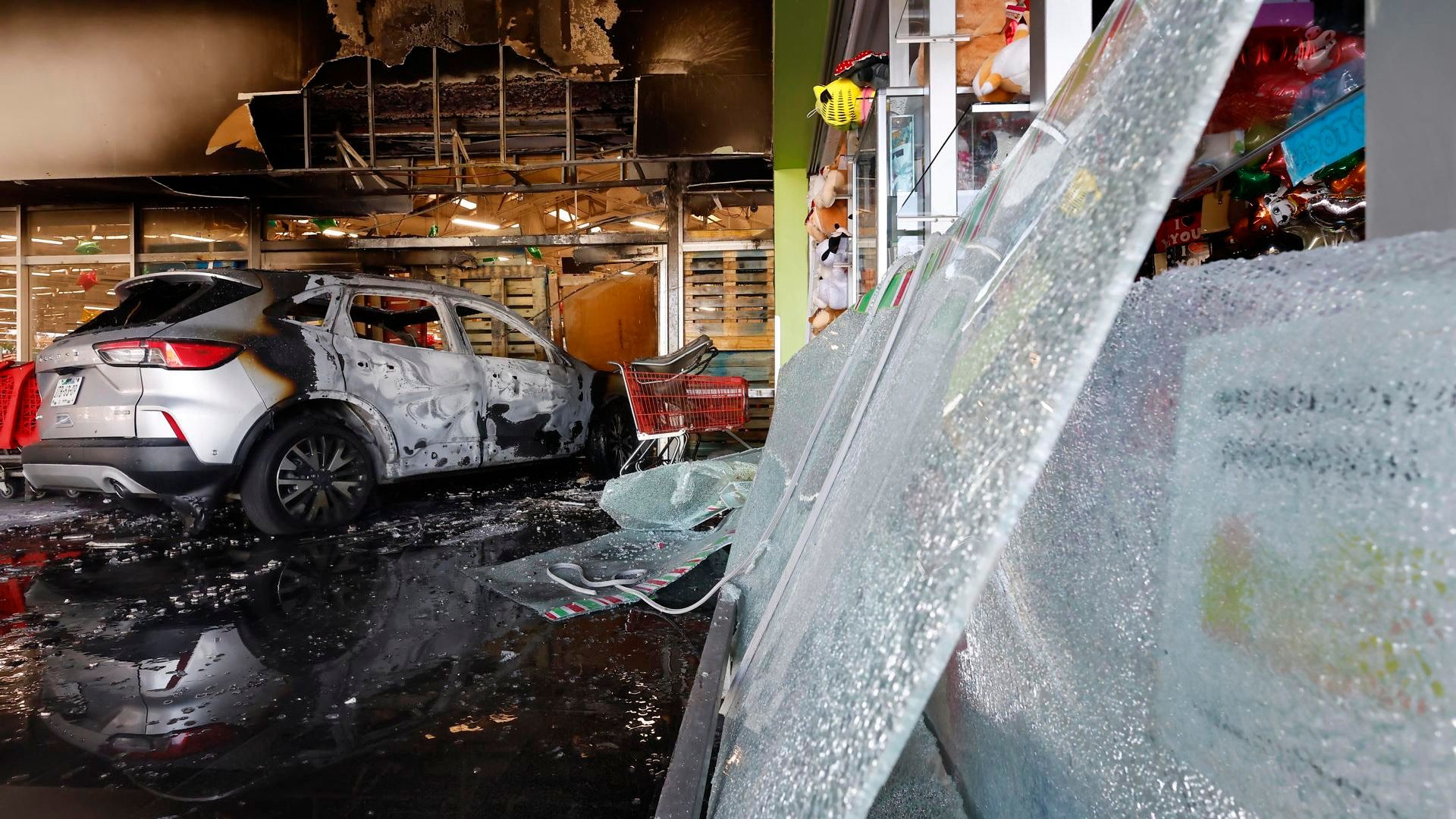 Un vehículo incendiado en un centro comercial en Guadalajara