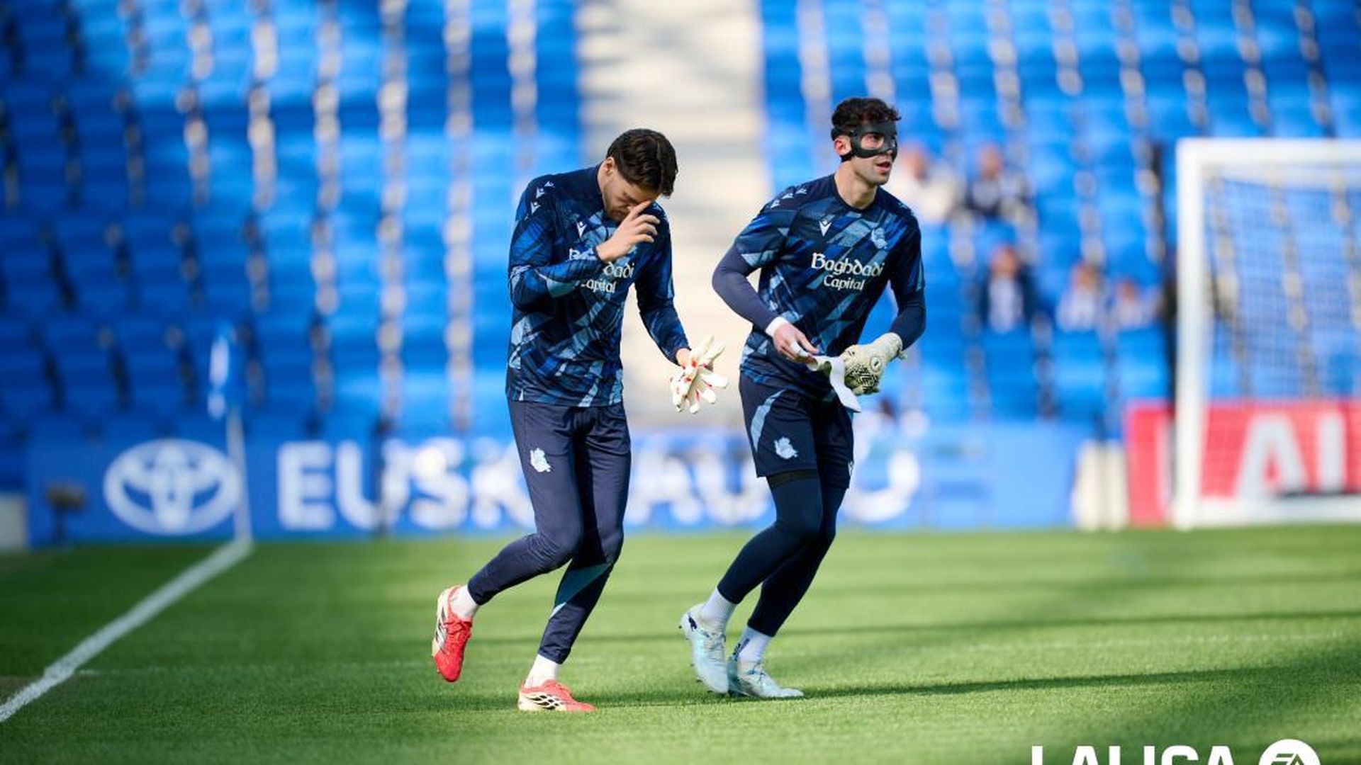 Unai Marrero y Álex Remiro, en un calentamiento