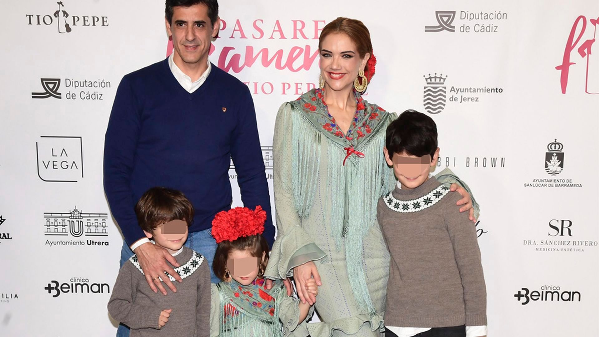 Víctor Janeiro y Beatriz Trapote, con sus hijos Víctor, Oliver y Brenda, en 2024