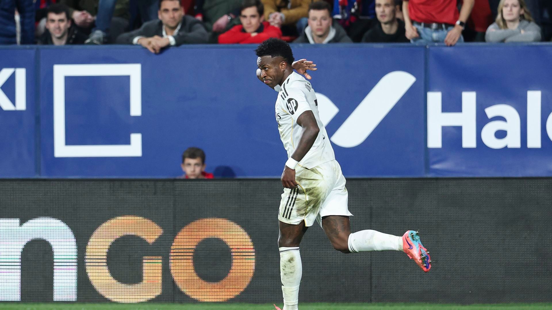 Vinicius Jr señalándose el nombre de su camiseta tras marcar gol frente a Osasuna