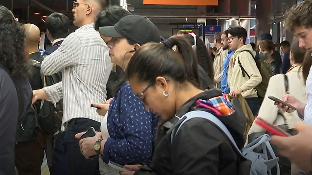 Auriculares, redes, teletrabajo, la sociedad hiperconectada nos deja solos: "Cada uno va a lo suyo"